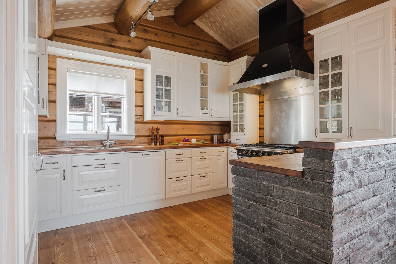 Flotte detaljer og elegent kjøkkeninnredning og edeltre-benkeplater Galleribilde