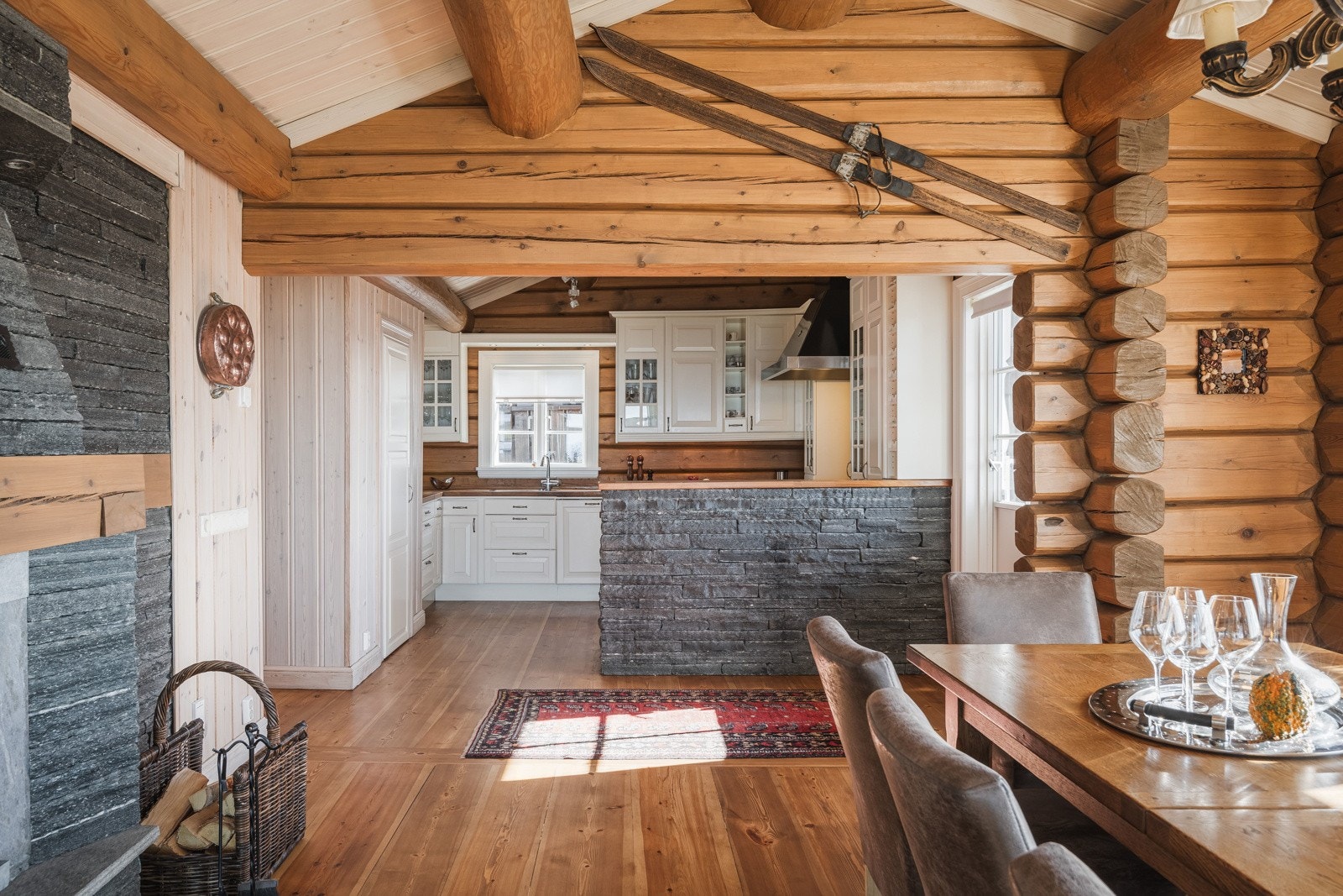 Spisestue og kjøkken i første etasje er åpent og inkludernede Galleribilde