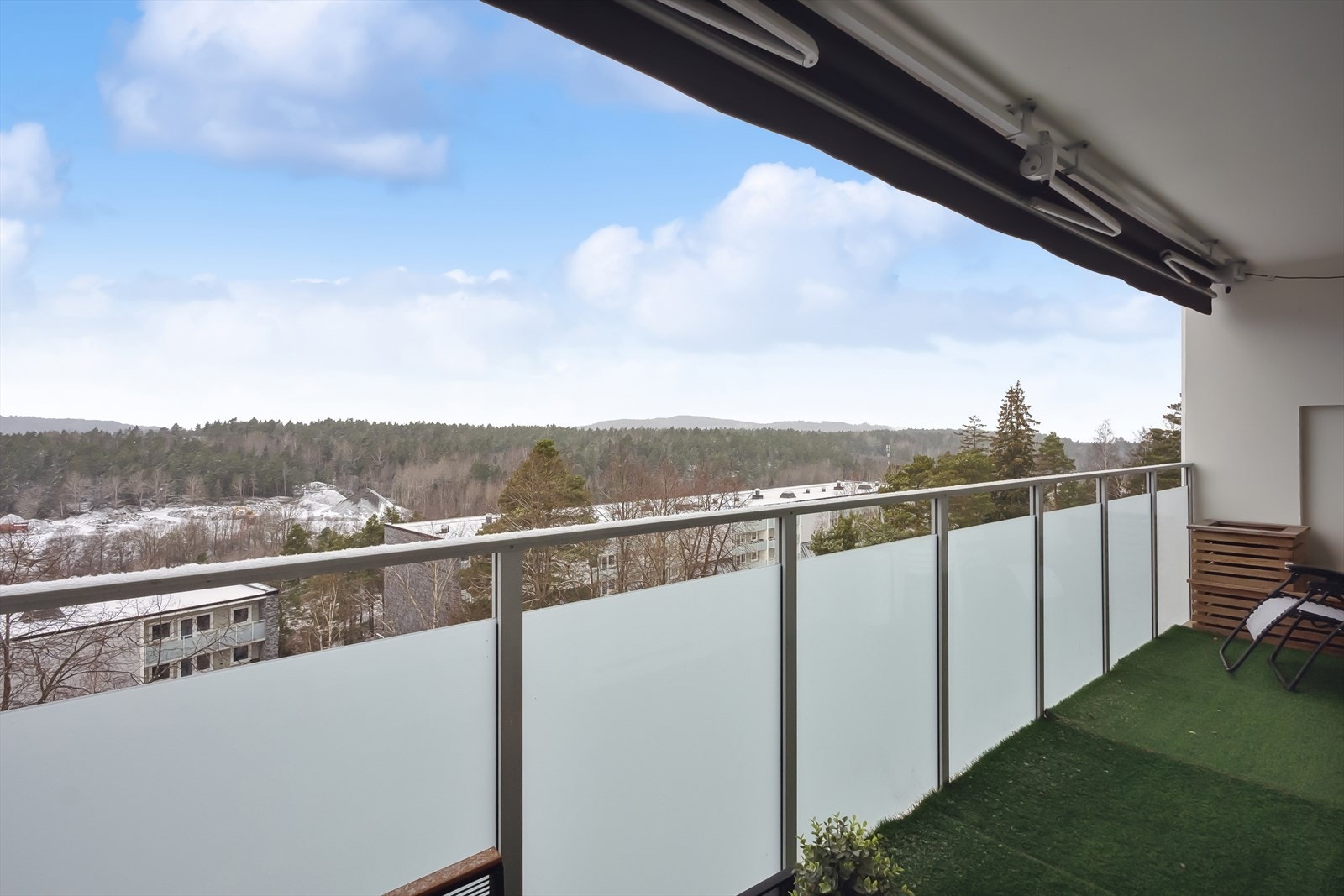 Fra stue er det utgang til overbygget veranda med gode solforhold og flotte utsiktsforhold. Praktisk med markise til de varme dagene. Galleribilde