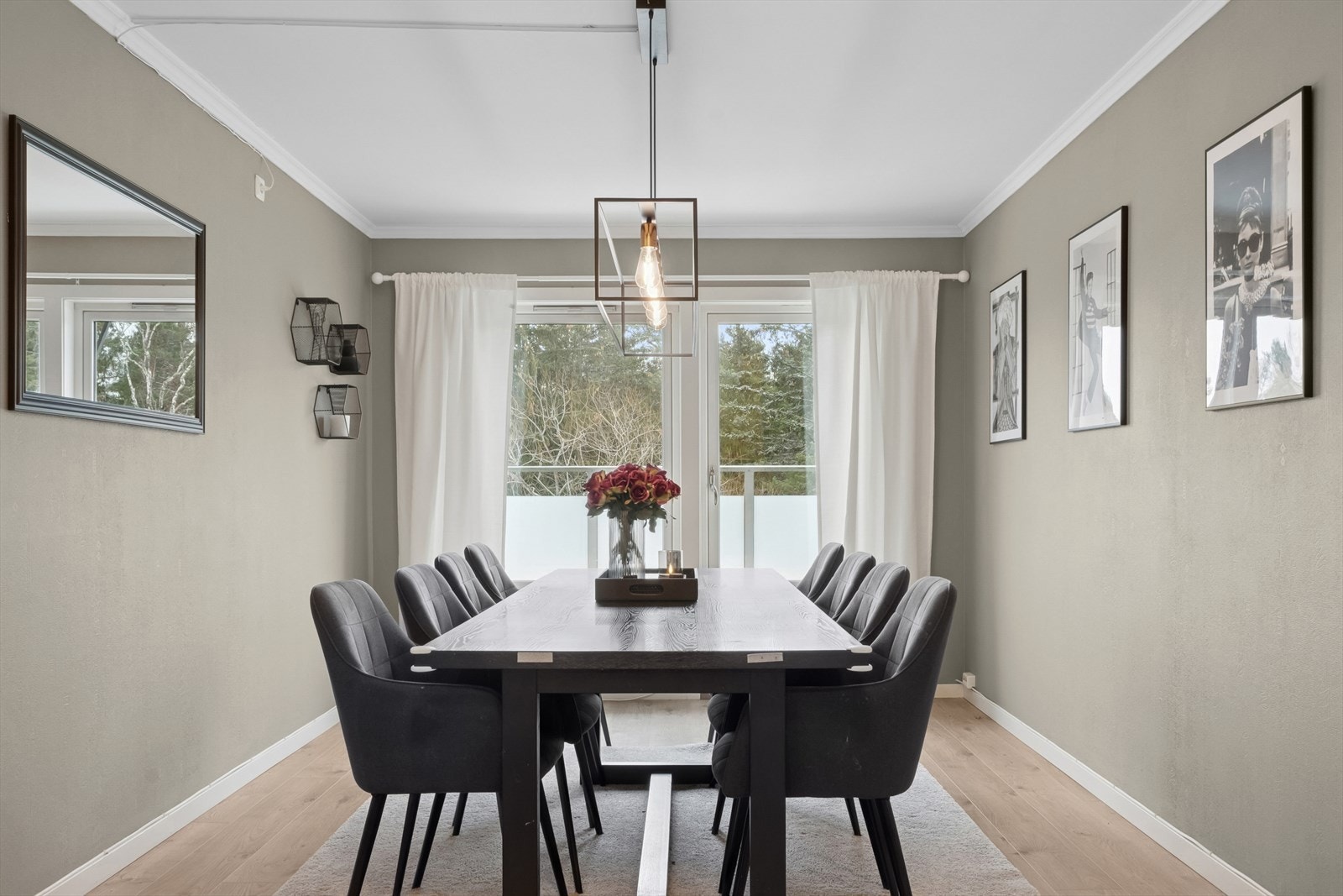 Utgang til overbygget veranda fra spisestuen. Galleribilde