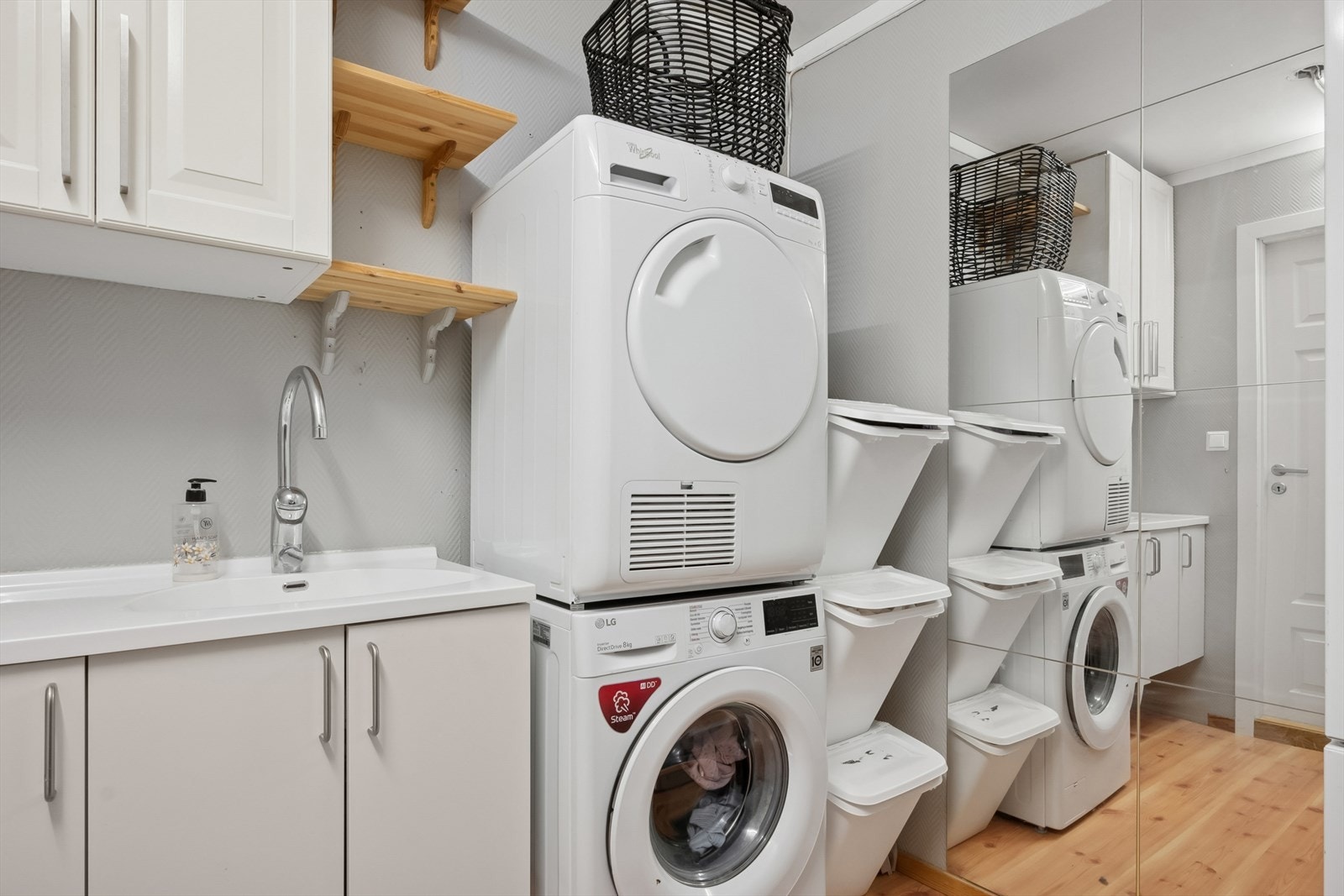 Innvendig bod med opplegg til vaskemaskin, rommet er ellers innredet med med skap- og hylleplass. Galleribilde