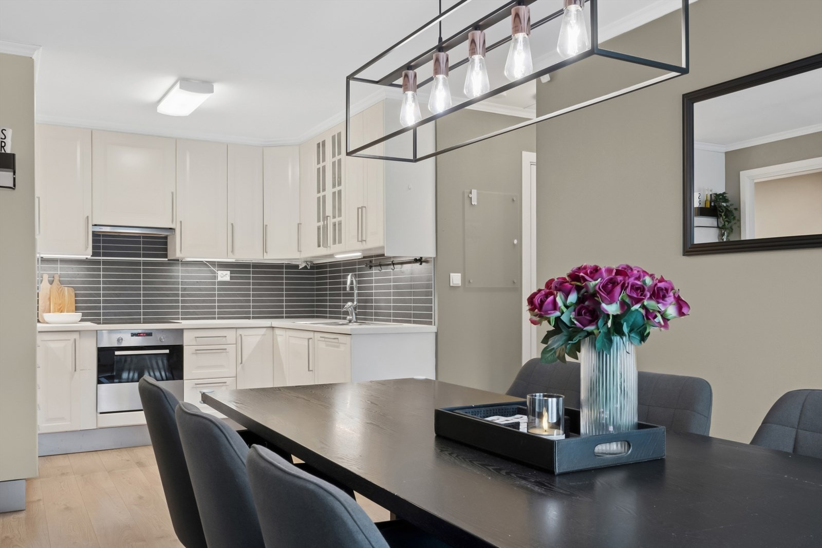 Spisestuen plasseres i naturlig tilknytning til kjøkken, og har godt med plass til middagsgjestene. Galleribilde