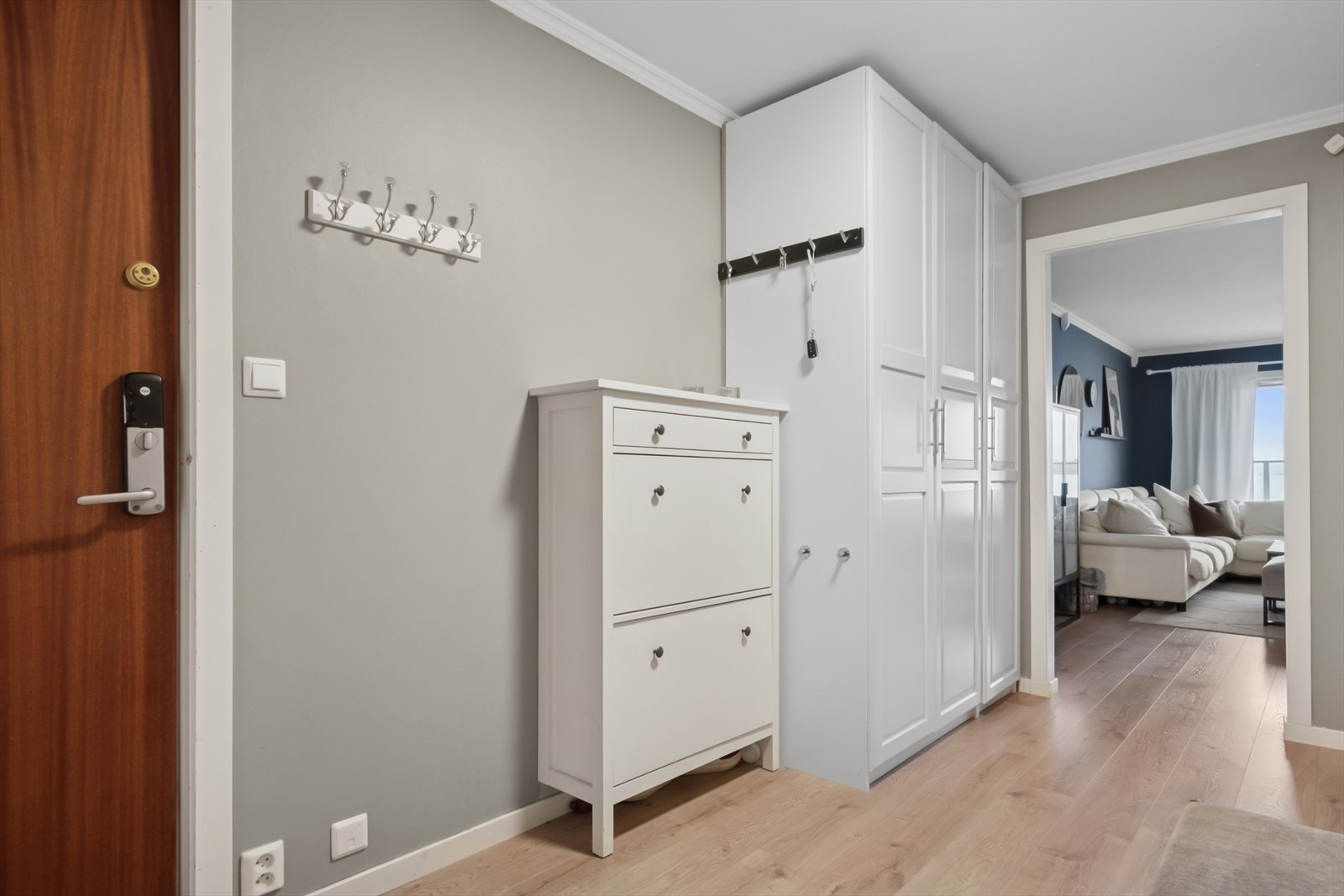 Her ønskes man velkommen inn i en lys og romslig entré, med garderobeløsning. Galleribilde