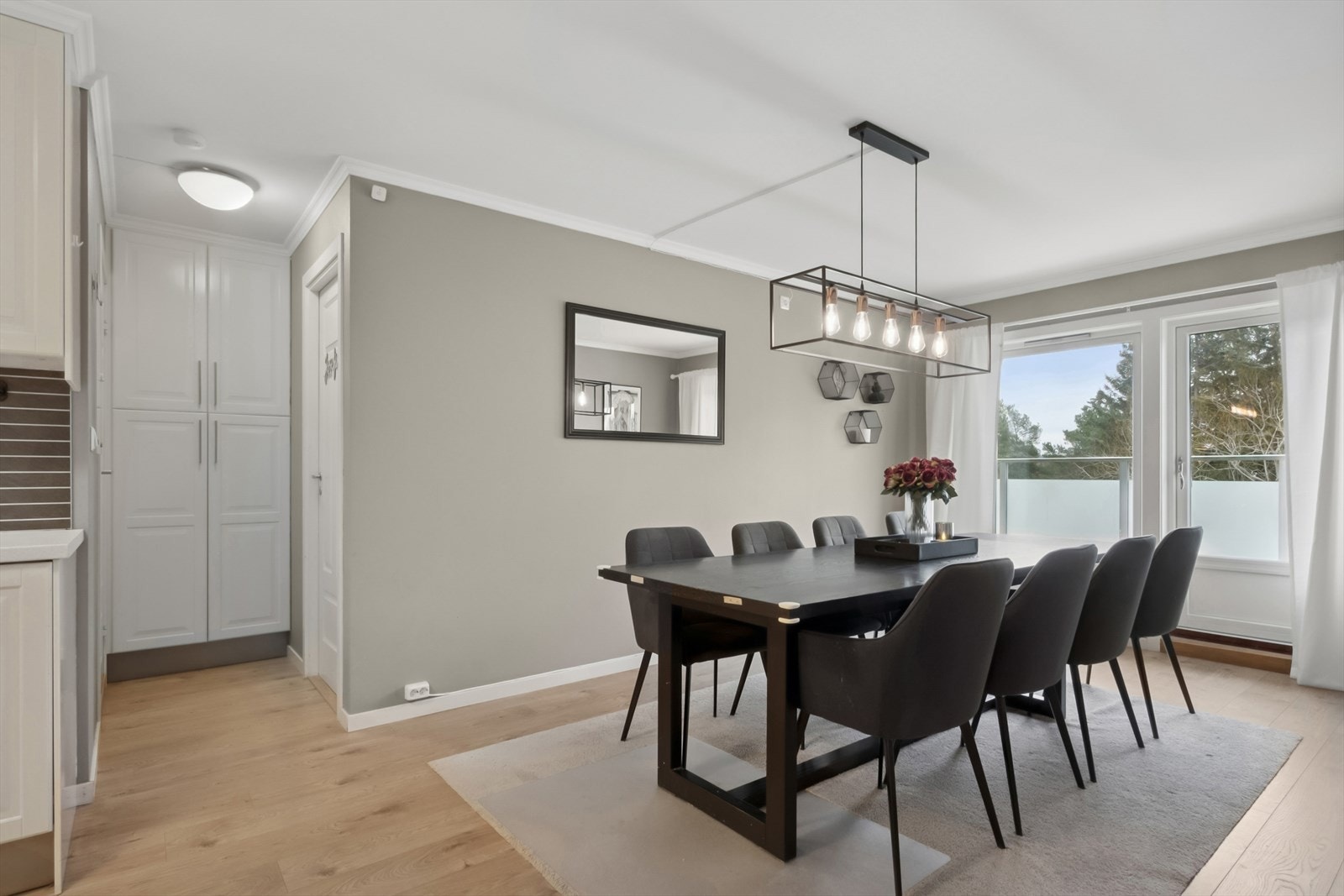 Romslig spisestue hvor man dekke opp og invitere familie og gode venner til hyggelige måltid. Velkommen til bords! Galleribilde