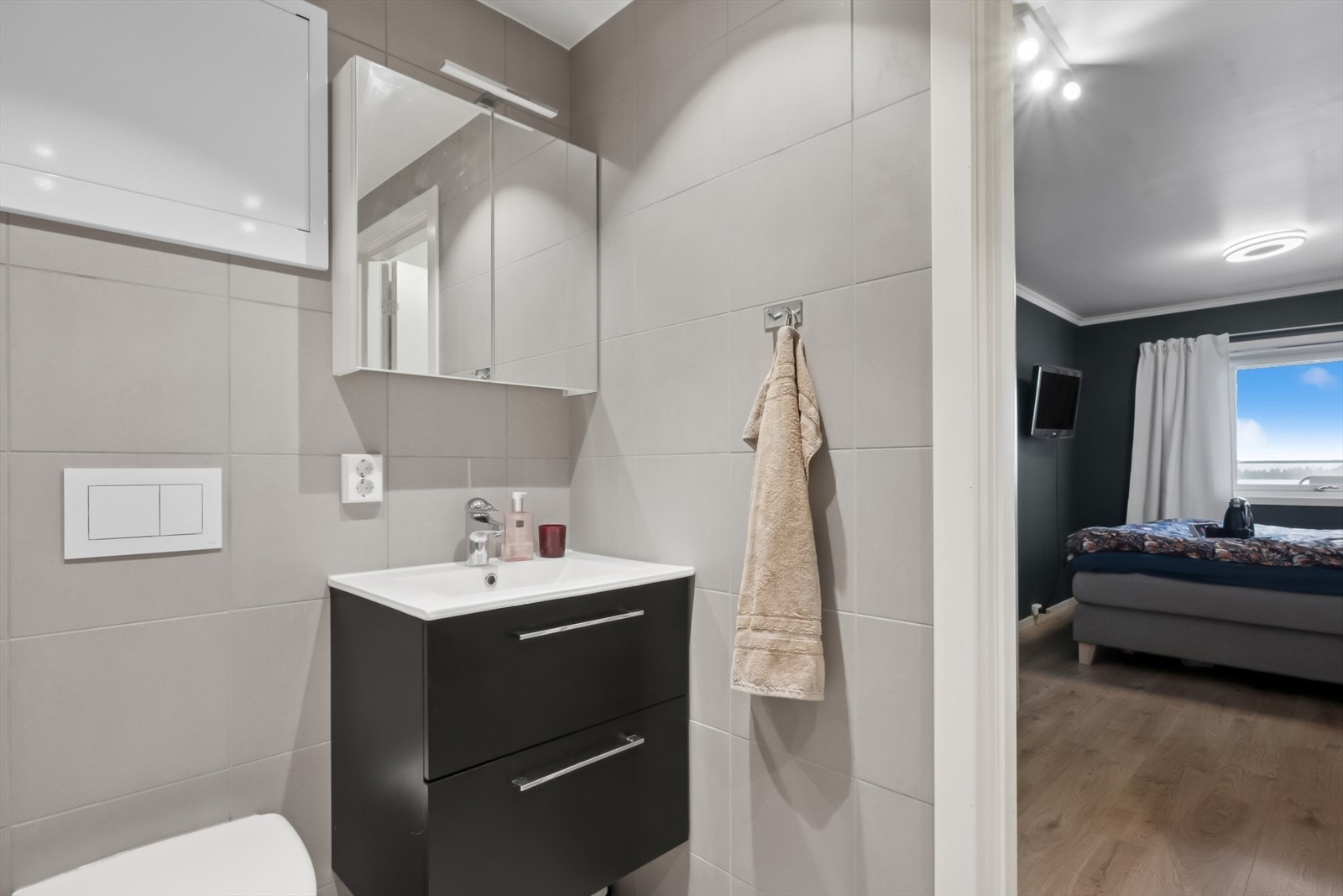 Hovedsoverommet ligger i tilknytning til det ene baderommet. Galleribilde