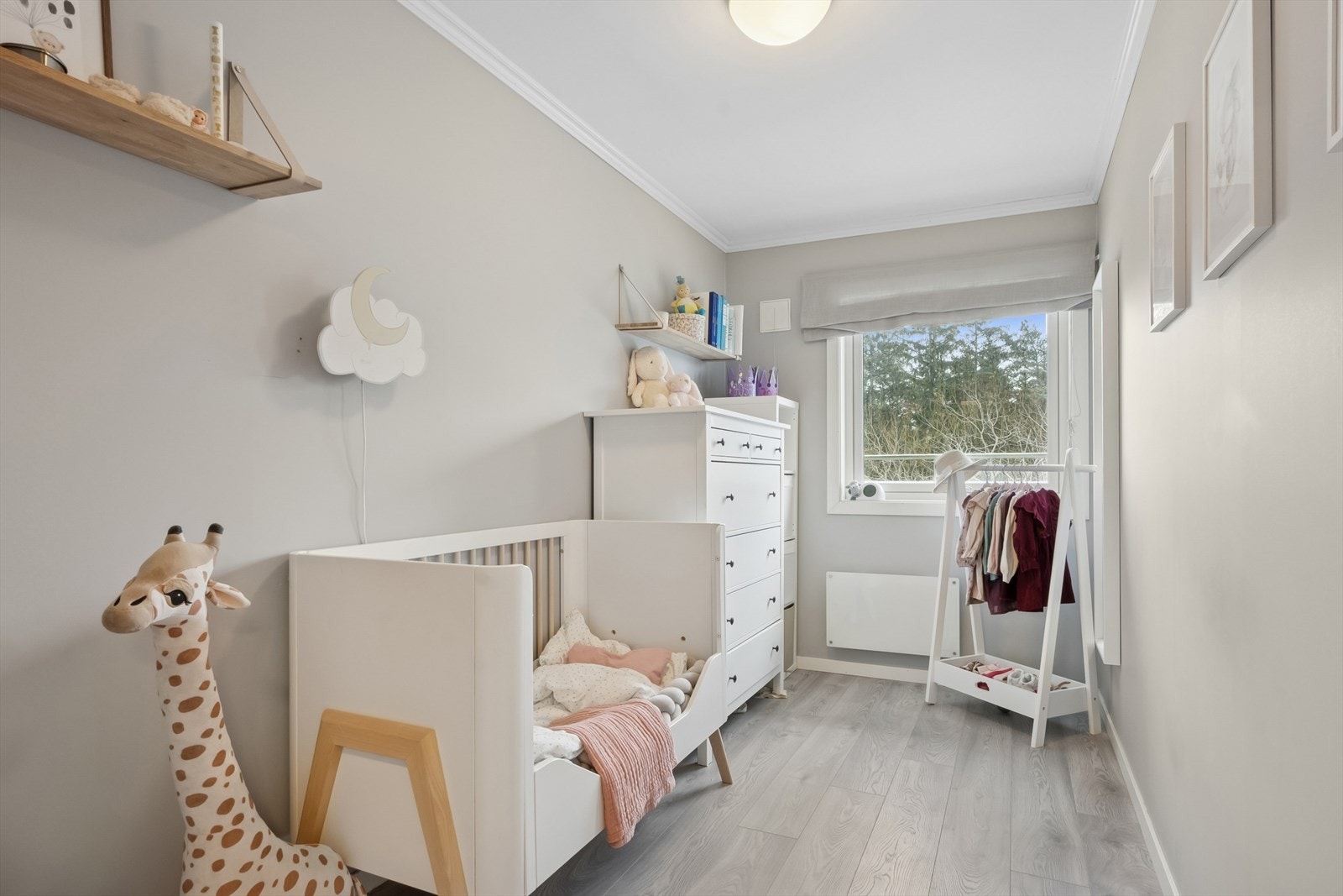 Lyst og trivelig soverom for den aller minste. Her er det plass for lek og moro. Galleribilde