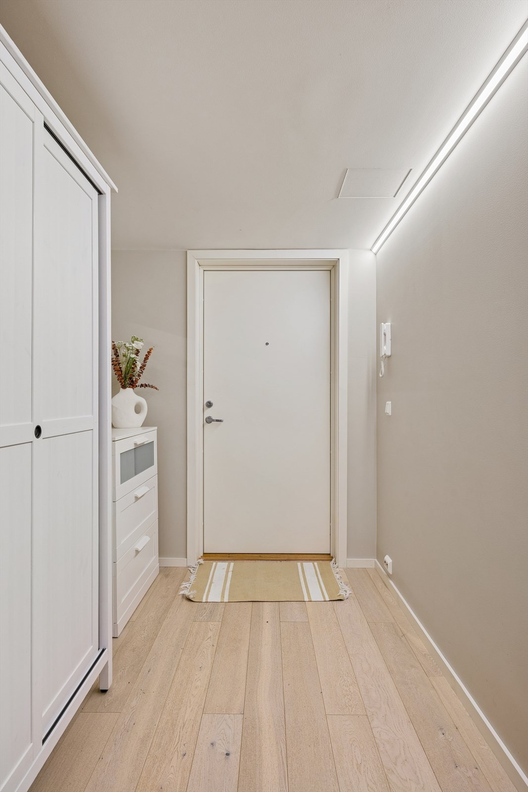 God plass til å henge fra seg klær og sko i inngangspartiet. Galleribilde