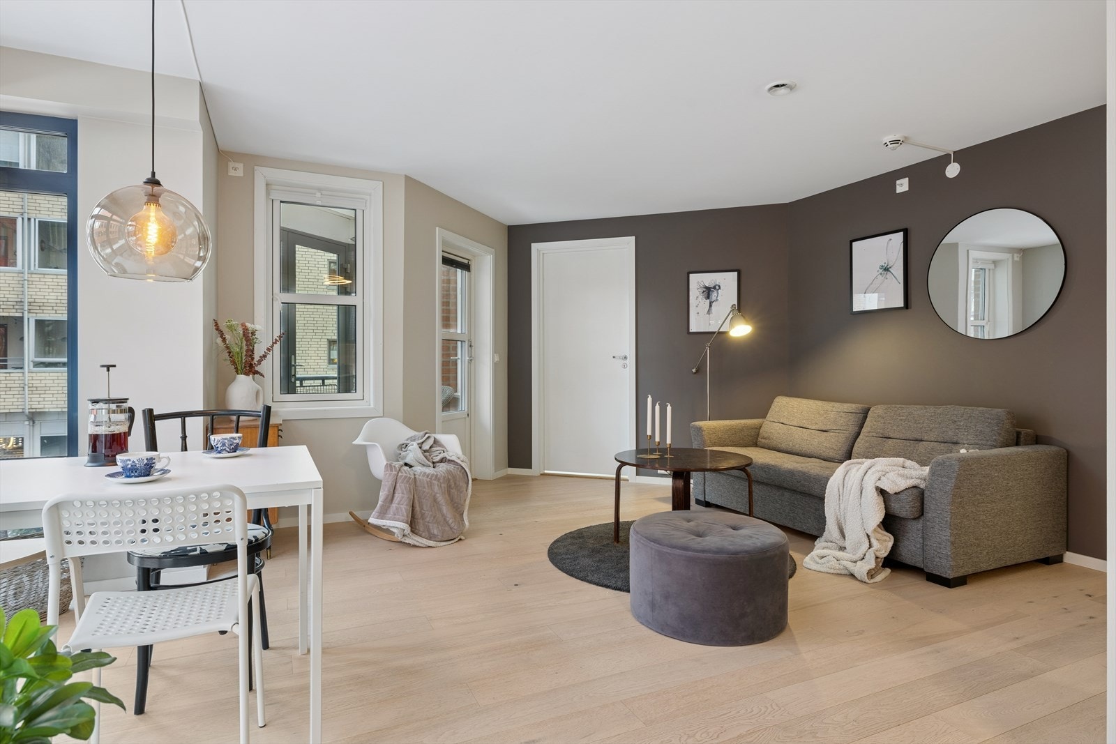 Her får du en romslig 2-roms leilighet med gjennomgående god standard og meget sentral beliggenhet. Galleribilde