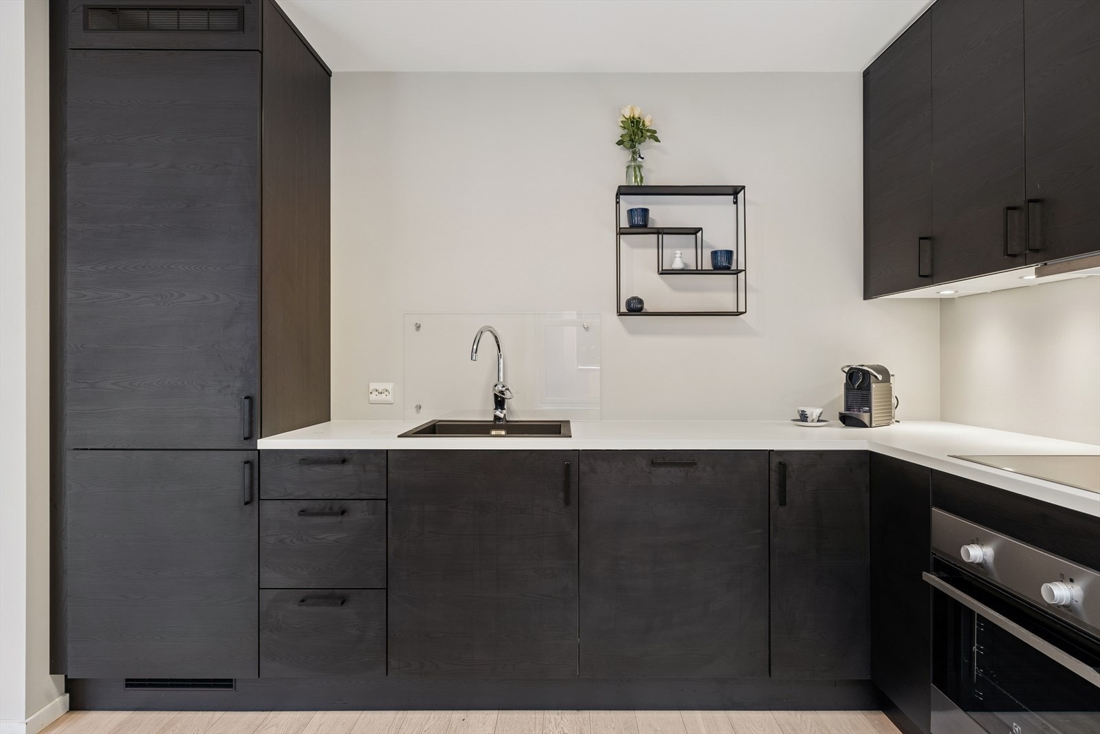 Det er integrerte hvitevarer på kjøkkenet som: kjøleskap, koketopp, stekeovn og oppvaskmaskin. Det er montert ventilator med avtrekk over koketopp. Galleribilde