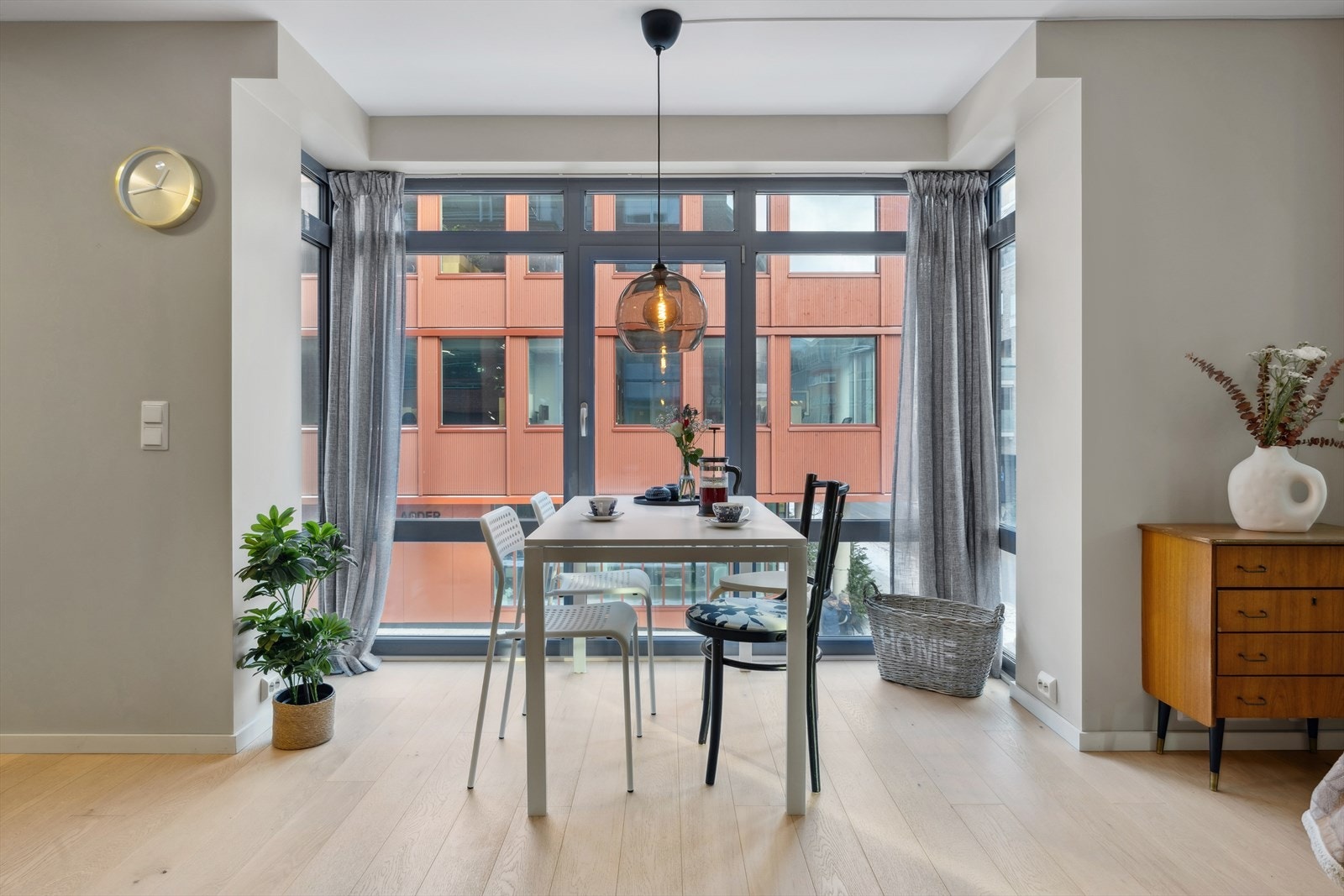 God plass til spisegruppe og tilhørende møblement. Galleribilde