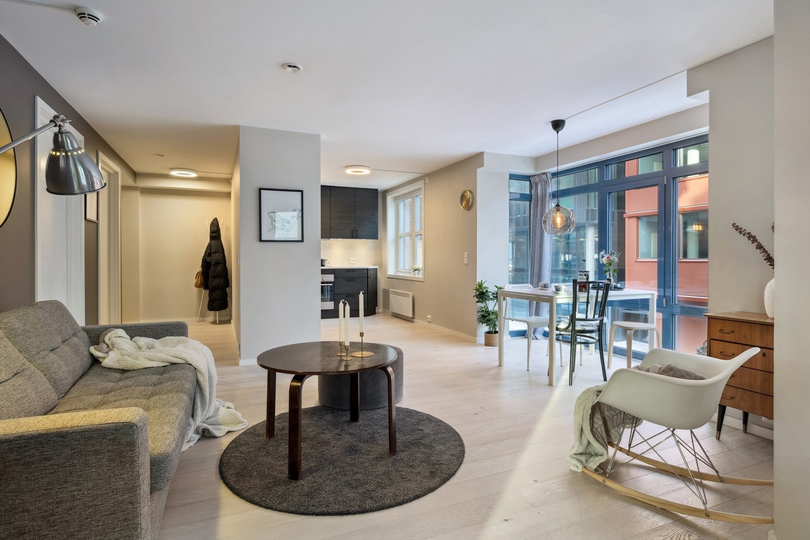 Leiligheten er beliggende i Slottsquartalet som er et bygg fra 1991 men ble i 2019 godkjent ombygd fra kontor til leilighet. Galleribilde