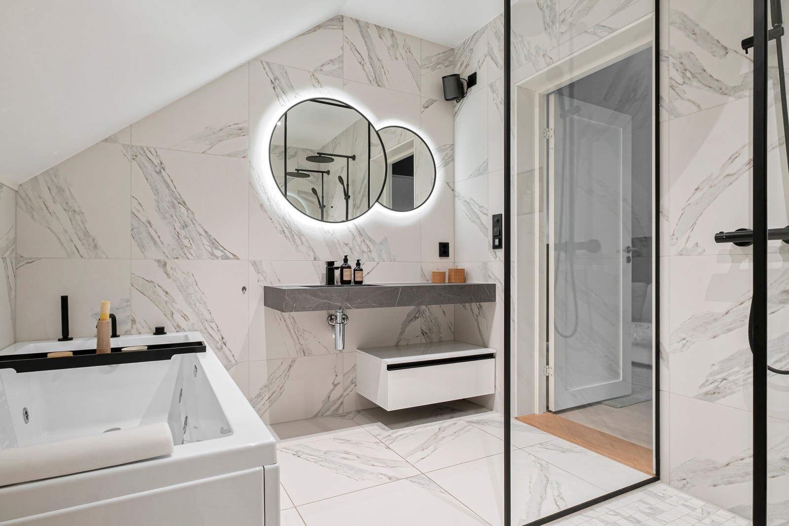 Svært delikat bad med både badekar og dobbeldusj. Galleribilde