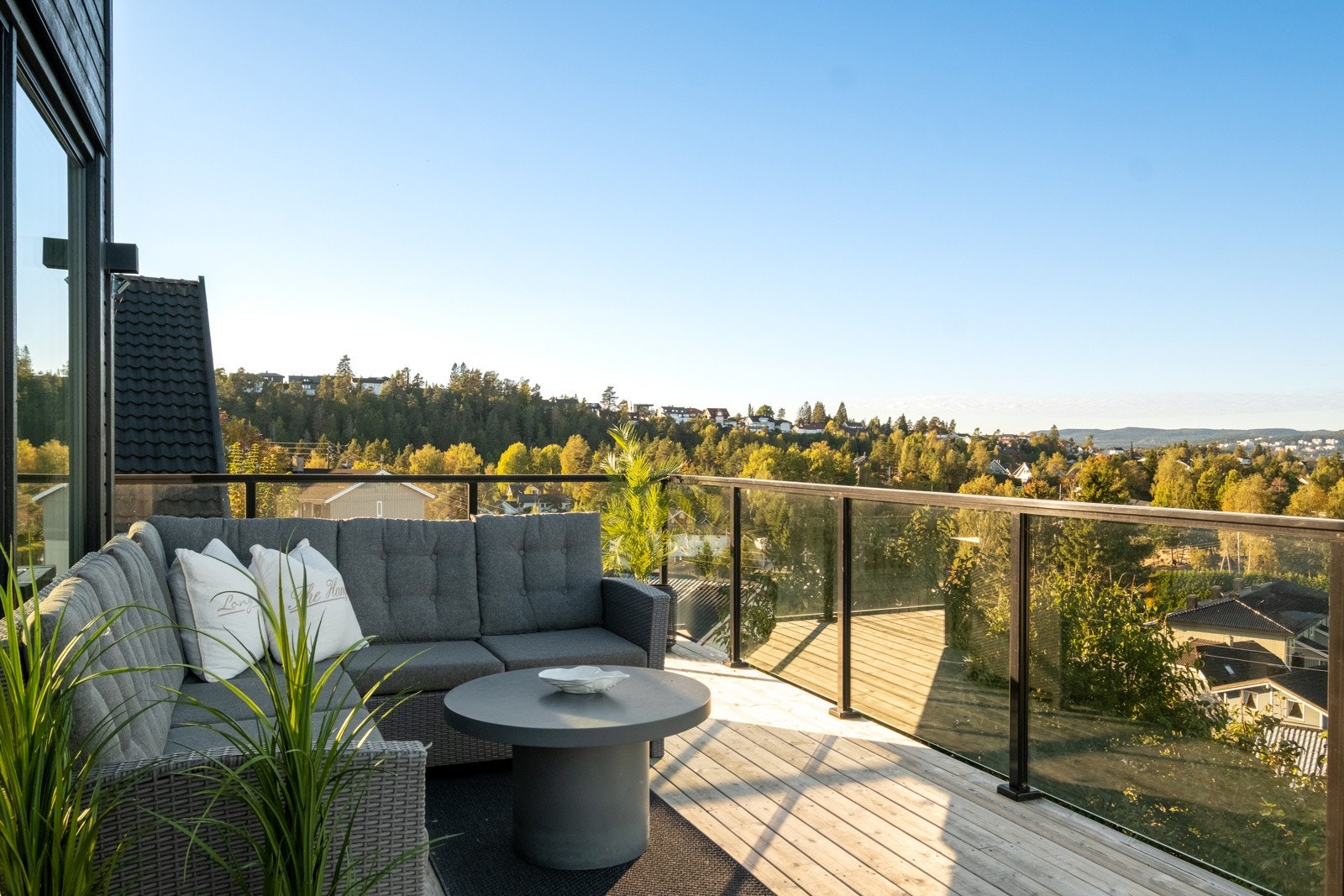 Det er både en stor terrasse med fantastisk utsikt & gode solforhold + utgang til sørvendt hage og platting. Galleribilde