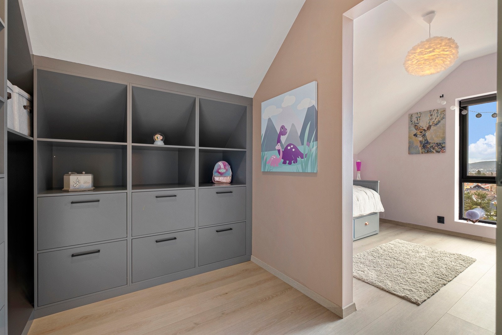 Det ene soverommet har eget omkledningsrom med plassbygget løsning. Galleribilde