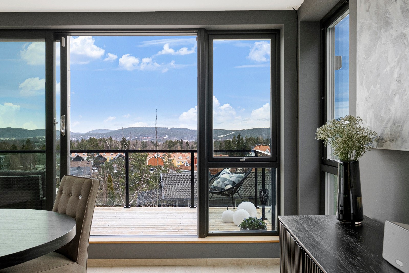 Med stor skyvedør får du følelsen av delvis åpen løsning ut på sommerstid. Galleribilde