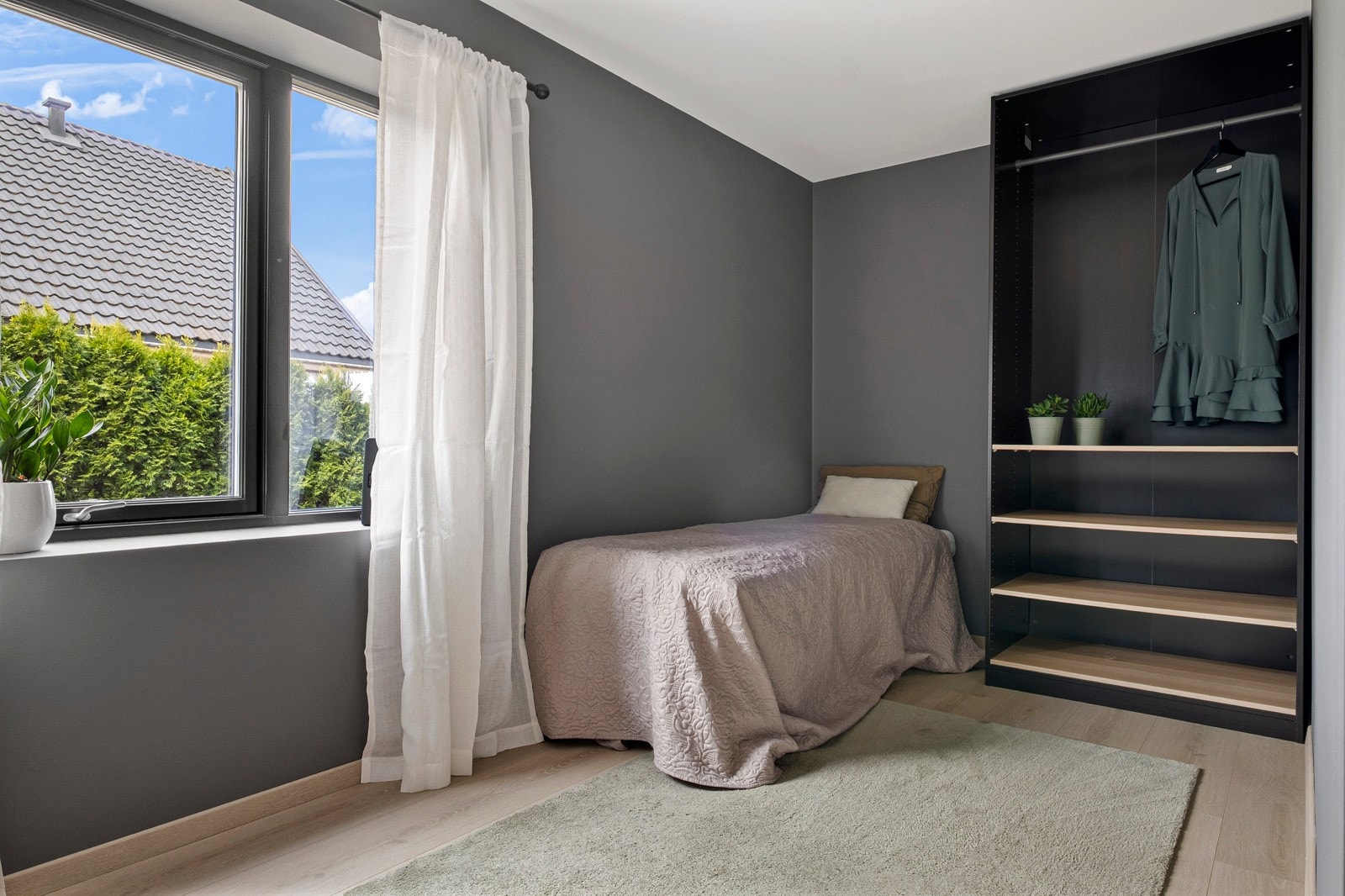 Benyttet som hjemmekontor og garderoberom. Dette ligger vegg-i-vegg med entréen. Galleribilde