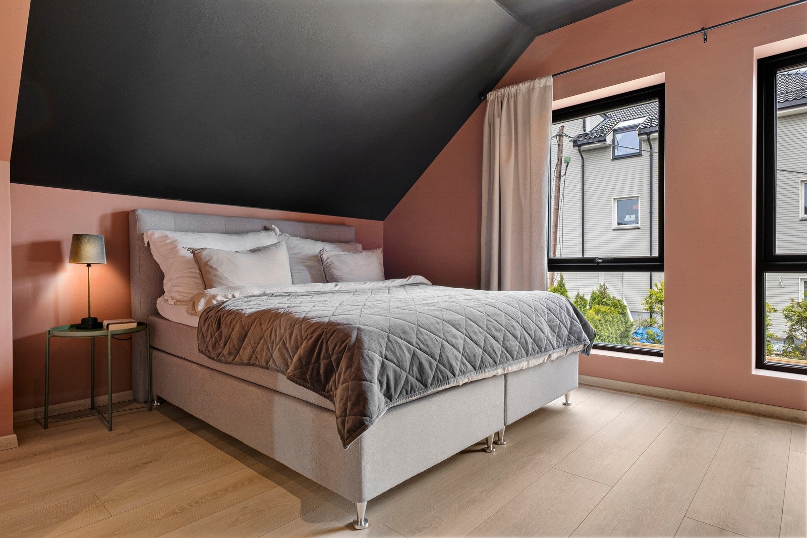 Foreldreavdeling med plassbygget garderobe og bad en suite Galleribilde