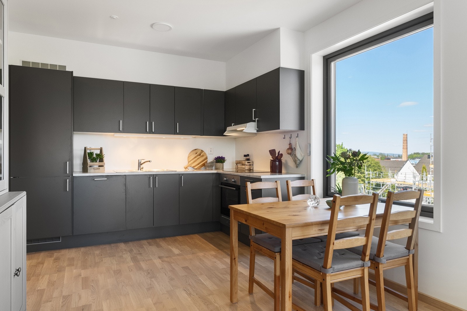 Kjøkkenet har integrert induksjonstopp, stekeovn, oppvaskmaskin og kjøle- fryseskap. Galleribilde