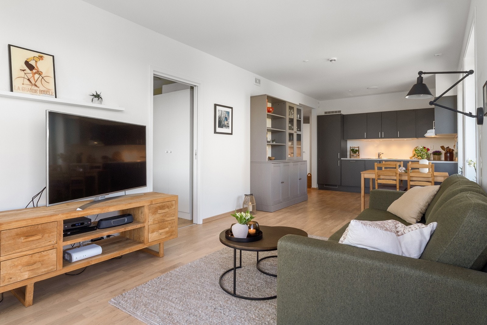 Stuen ligger i åpen løsning mot kjøkkenet og det er plass til spisebord. Galleribilde