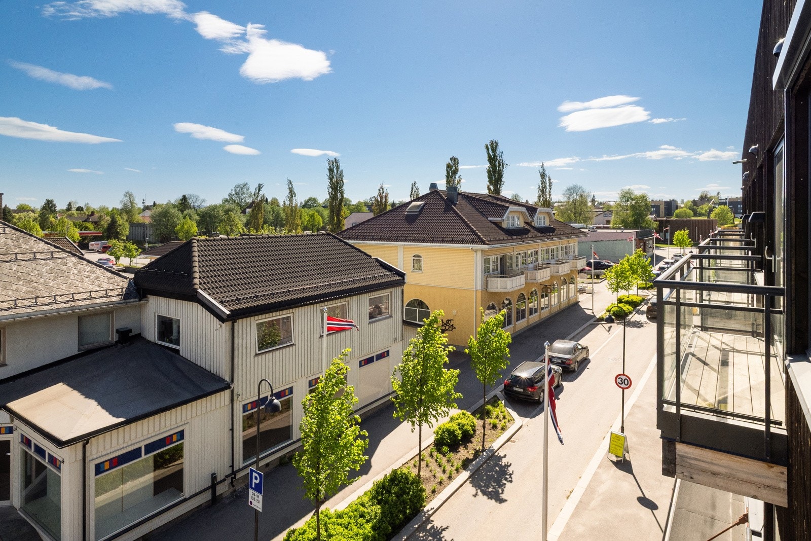 Kort vei til butikker, kafeer, togstasjon mm. Galleribilde
