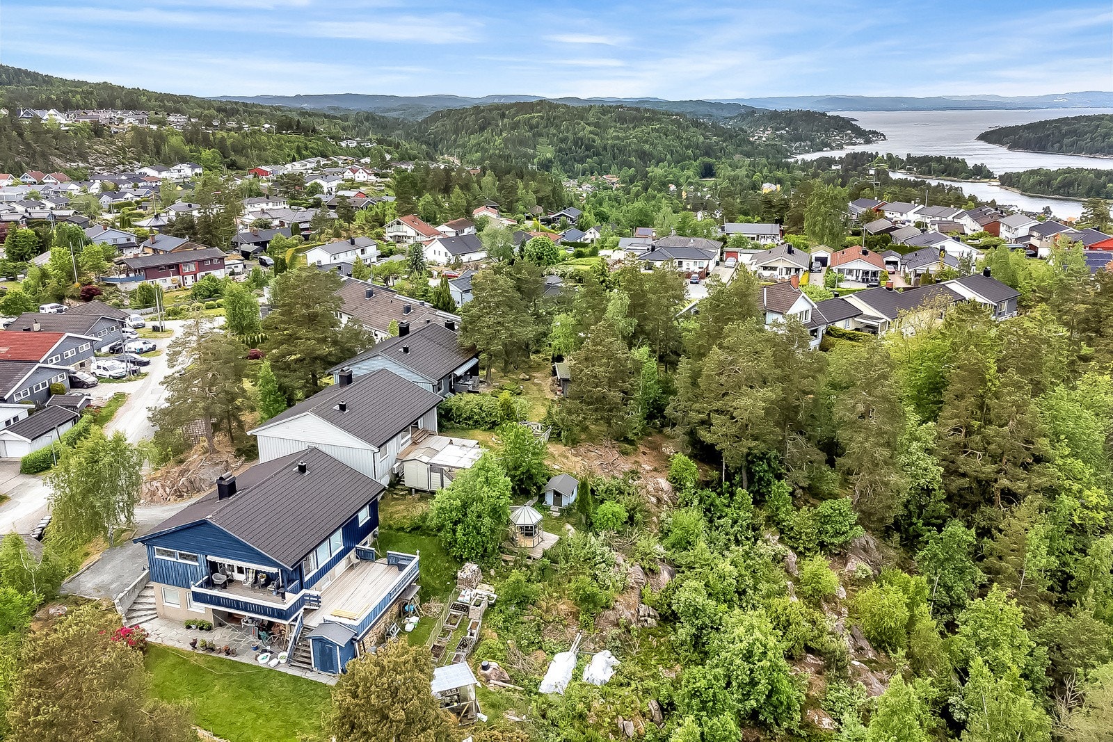 Kort vei til Sætre sentrum med diverse butikker og servicetilbud. Galleribilde