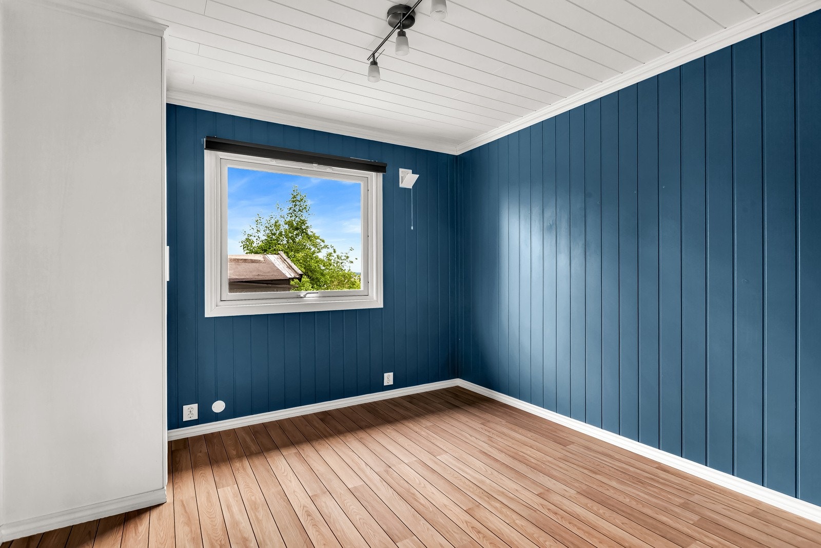 Det er to soverom i 1.etasje med plass til seng og ønsket møblement. Galleribilde