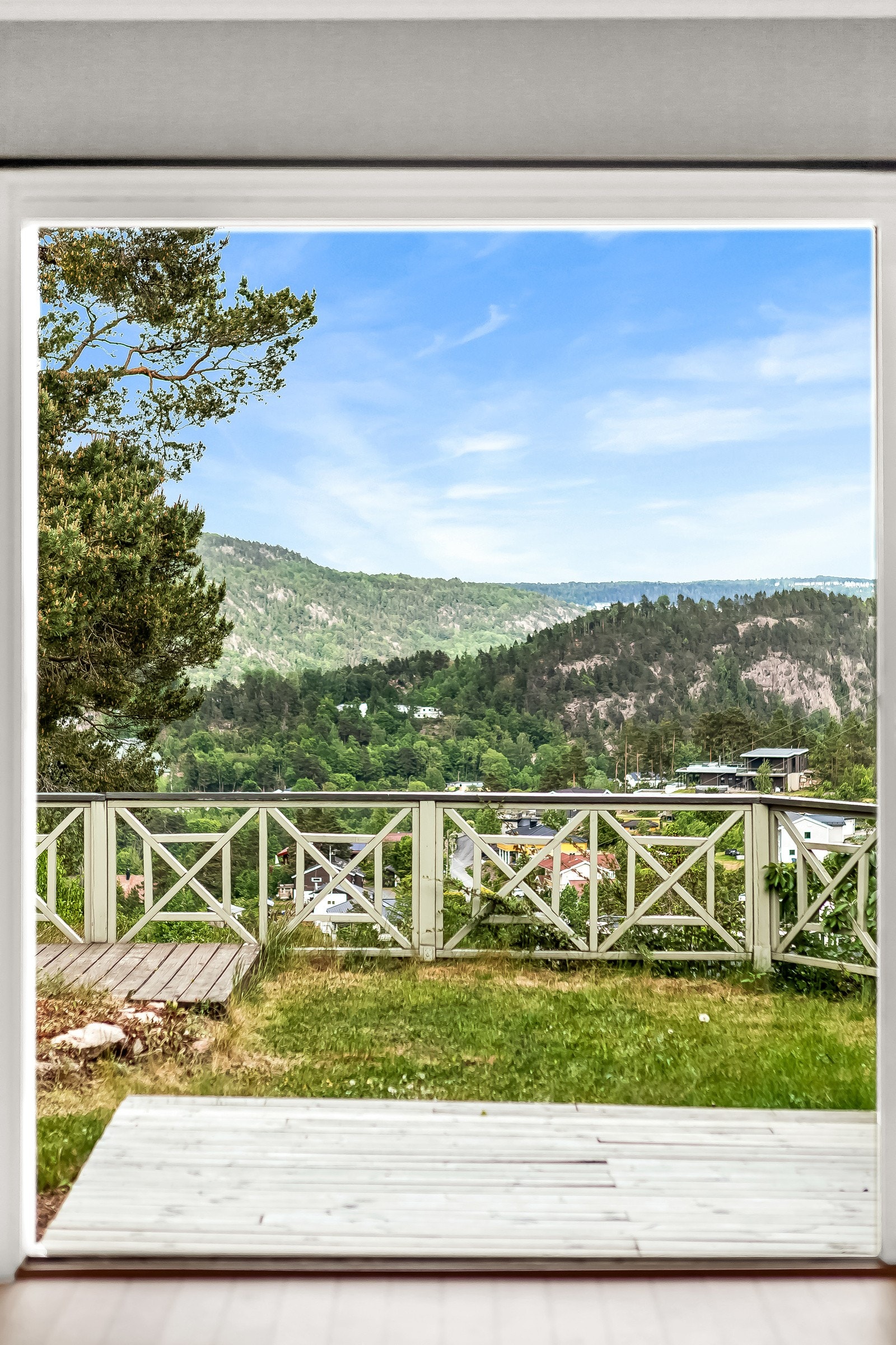 Fra stuen er det skyvedør til hagen og uteområdet. Galleribilde