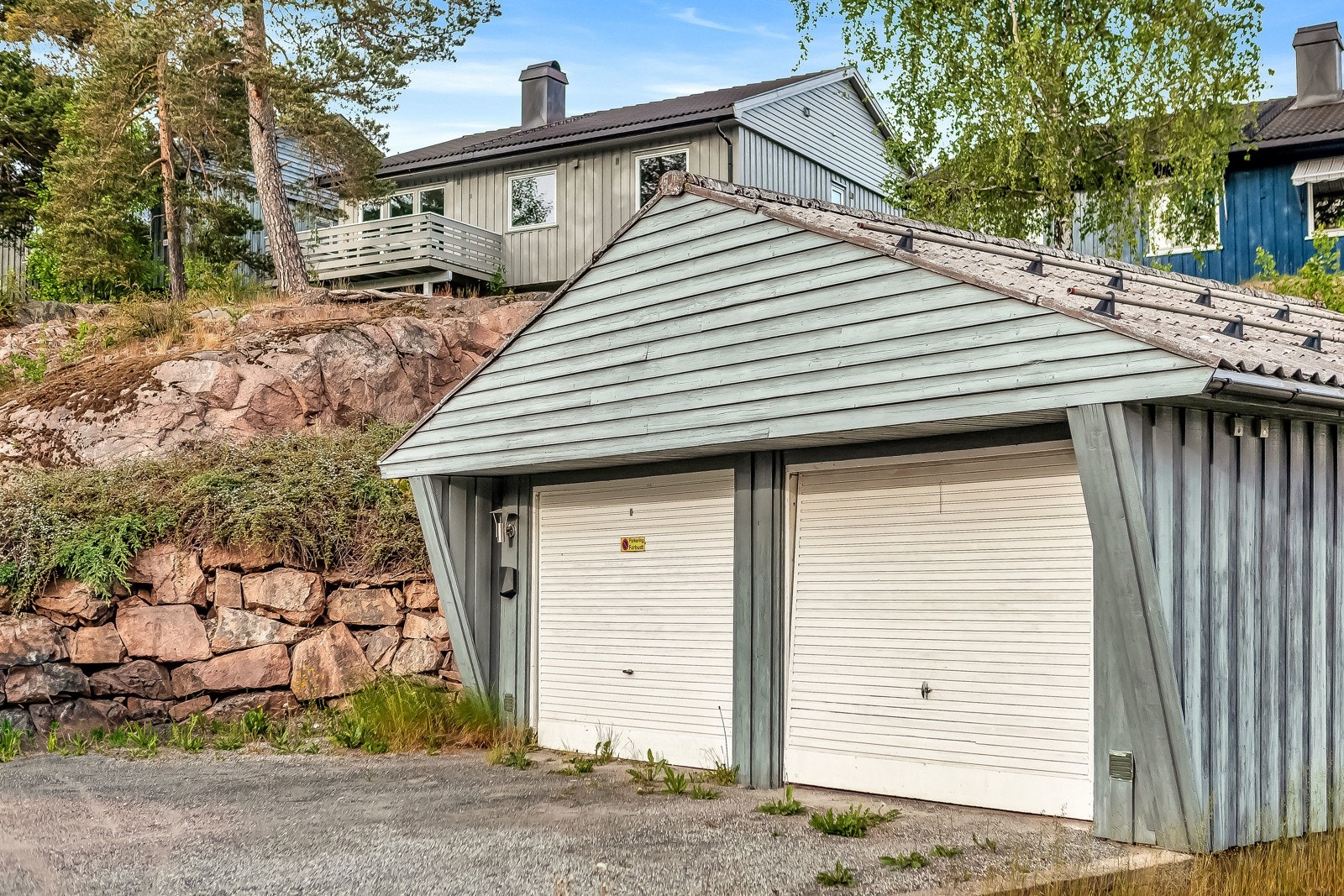 Boligen disponerer en halvpart av dobbelgarasje på 19 kvm. Det er montert ladepunkt for el-bil. Galleribilde