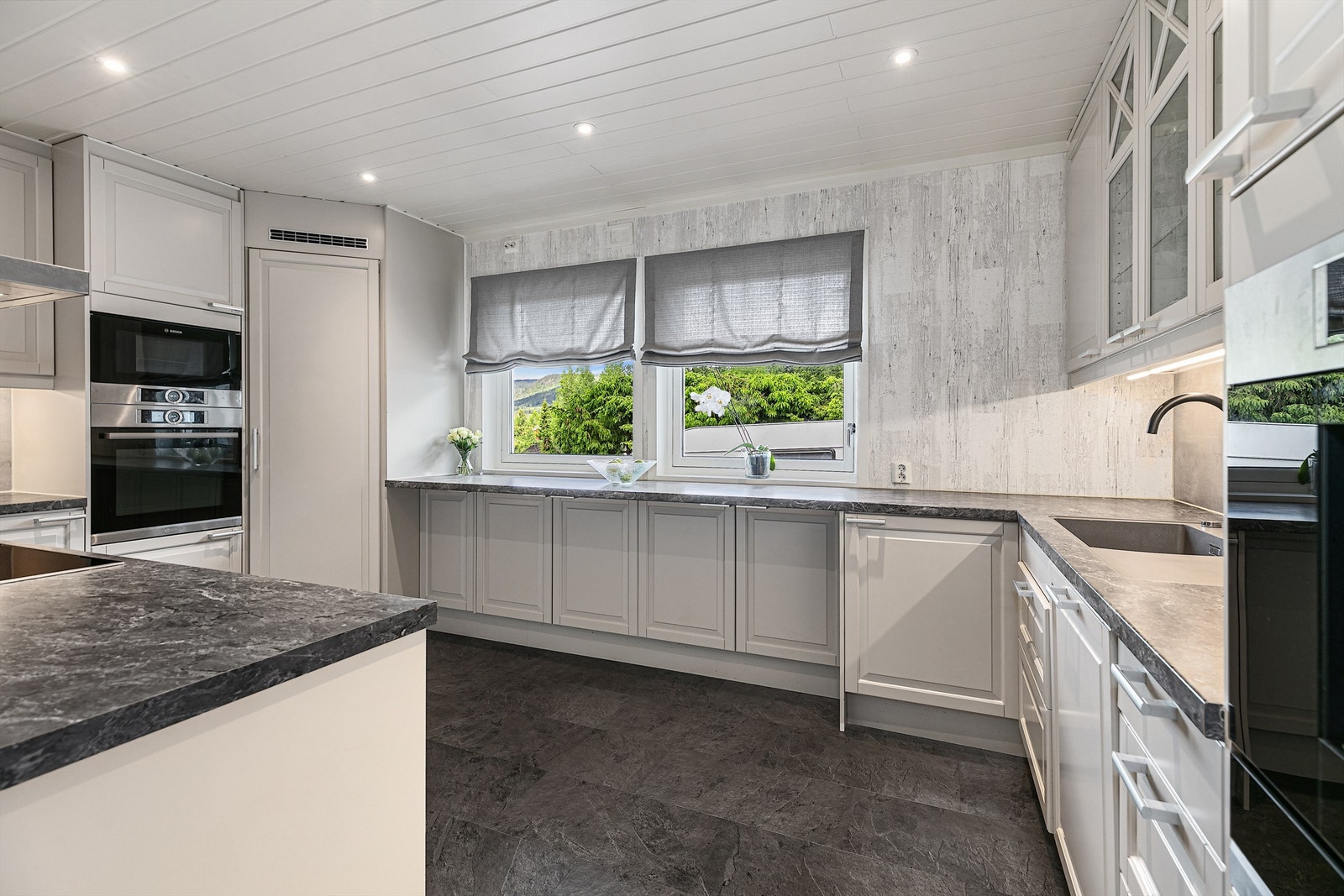 Stort kjøkken med masse hylleplass og benkeplass. Galleribilde