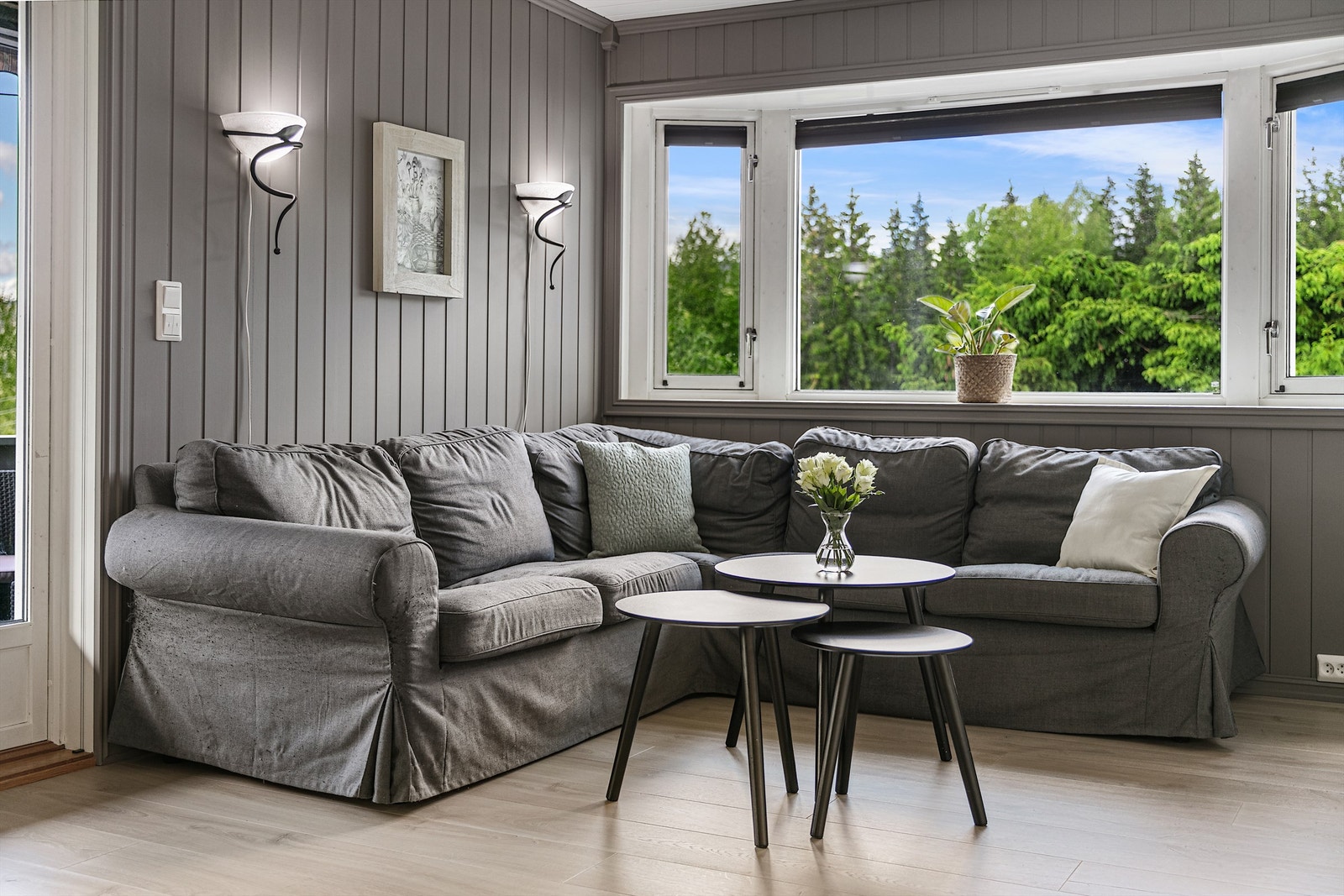 Fra stuen er det utgang til terrassen, mye vinduer som slipper inn godt med sollys. Galleribilde