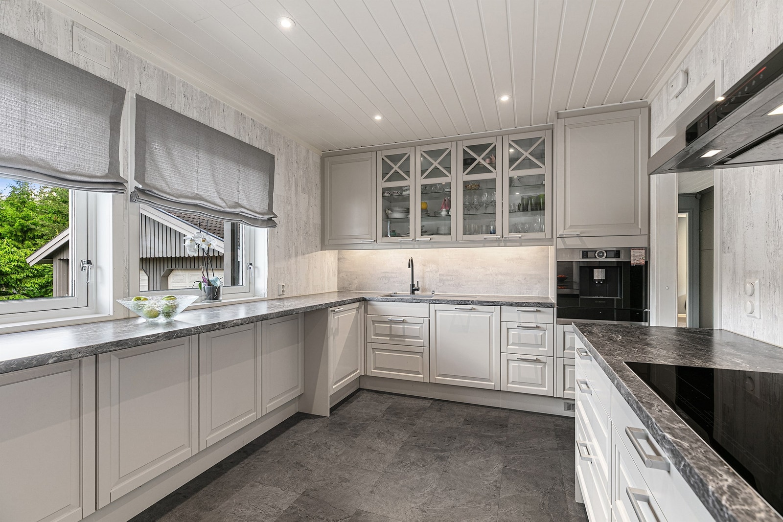 Kjøkkenet har lysegråe fronter som gir en stilren atmosfære. Galleribilde