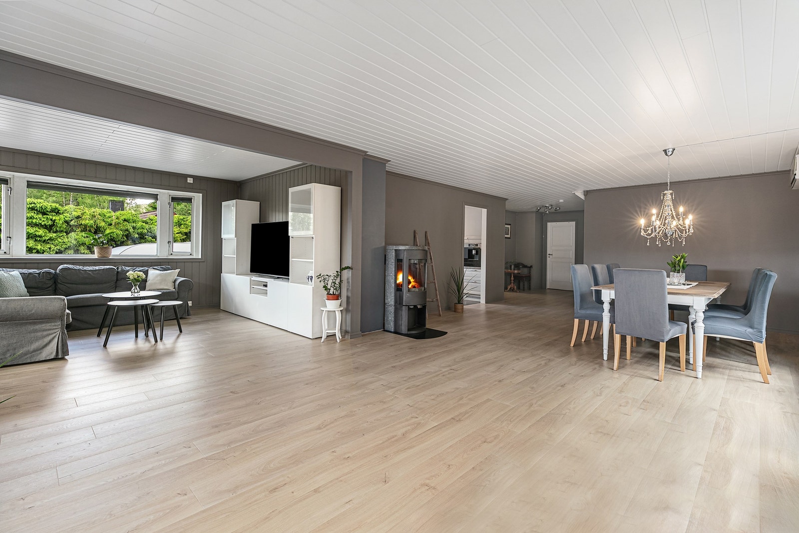 Stuen er luftig med god plass for flere soner. Galleribilde