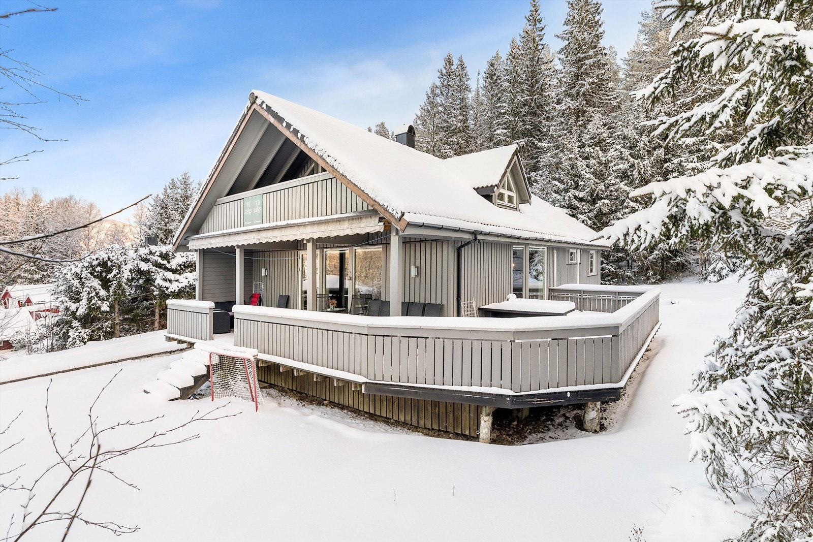 Fra stuen er det utgang til terrassen med gode solforhold. Galleribilde