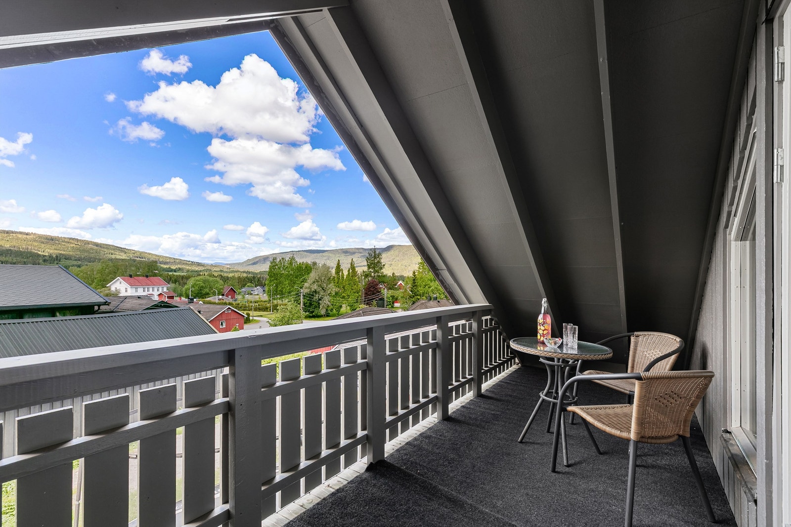 Balkongen er mot vest med overbygg som gjør denne til en koselig plass på sene sommerkvelder. Galleribilde