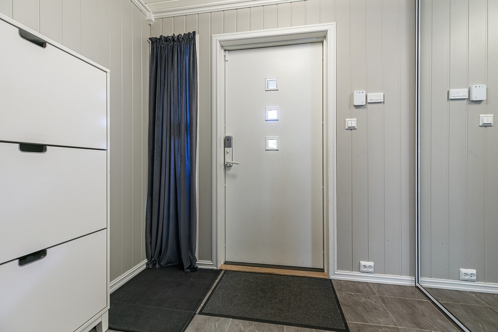 Velkommen inn gangen har skyvedørsgarderobe. Galleribilde