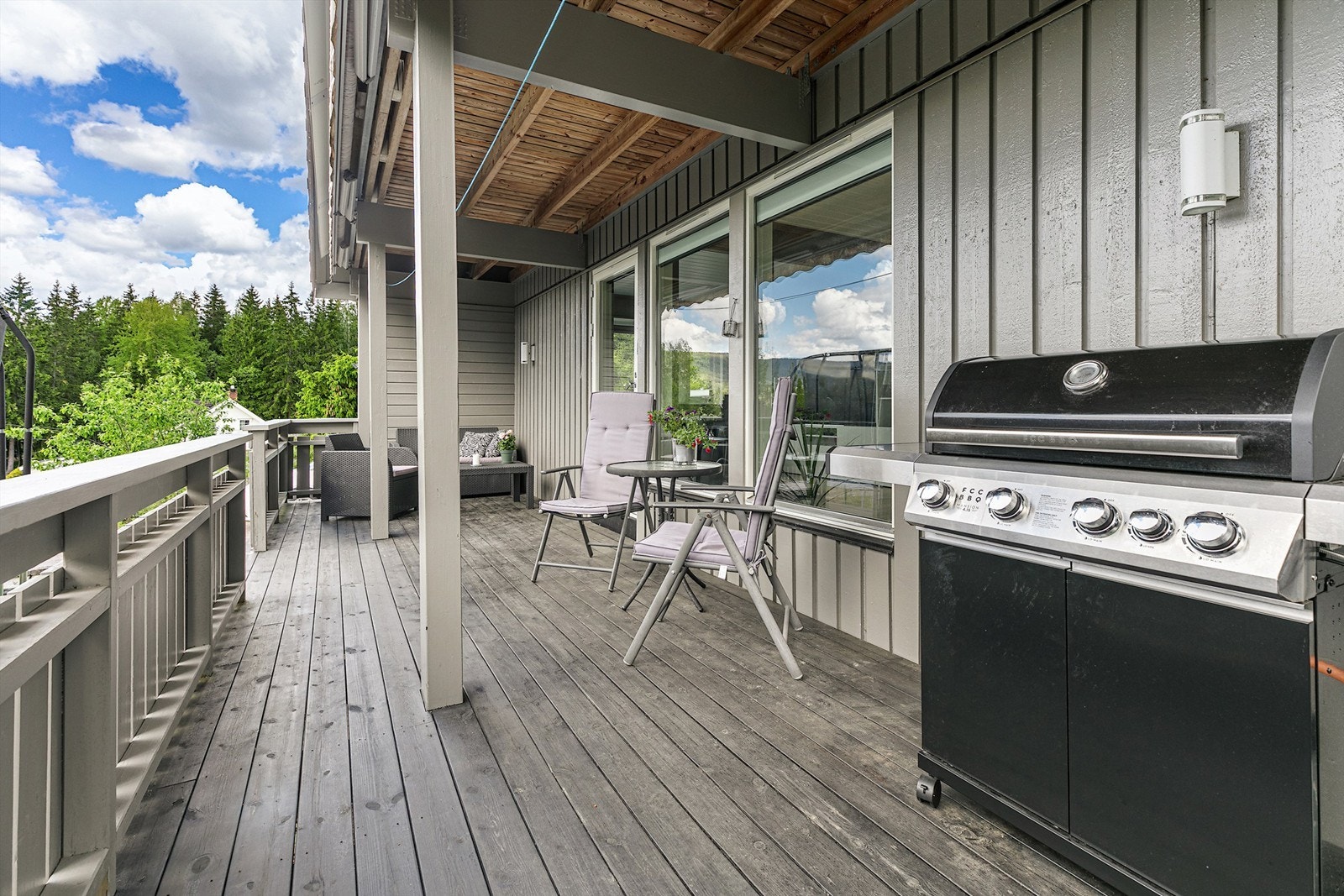 Deler av terrassen er overbygget. Galleribilde