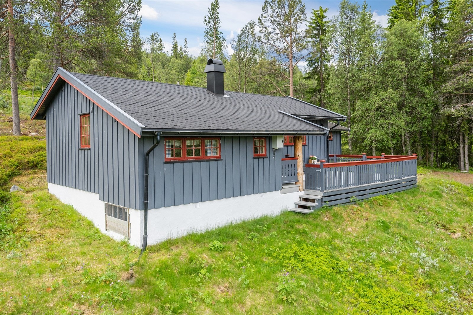 Port og trapp fra terrassen gir enkel adkomst til tomten. Tomten er i all hovedsak naturtomt med trær, lyng, gress og busker. Galleribilde