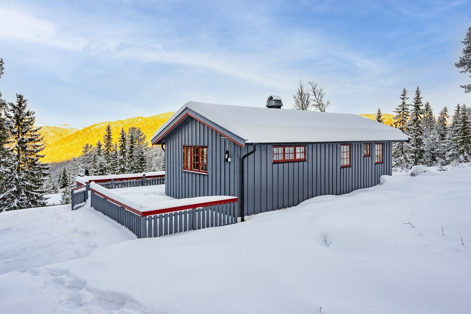 Hytta ligger i rolige og naturskjønne omgivelser med utsikt mot Uladalen og flere av fjelltoppene i Rondane. Galleribilde