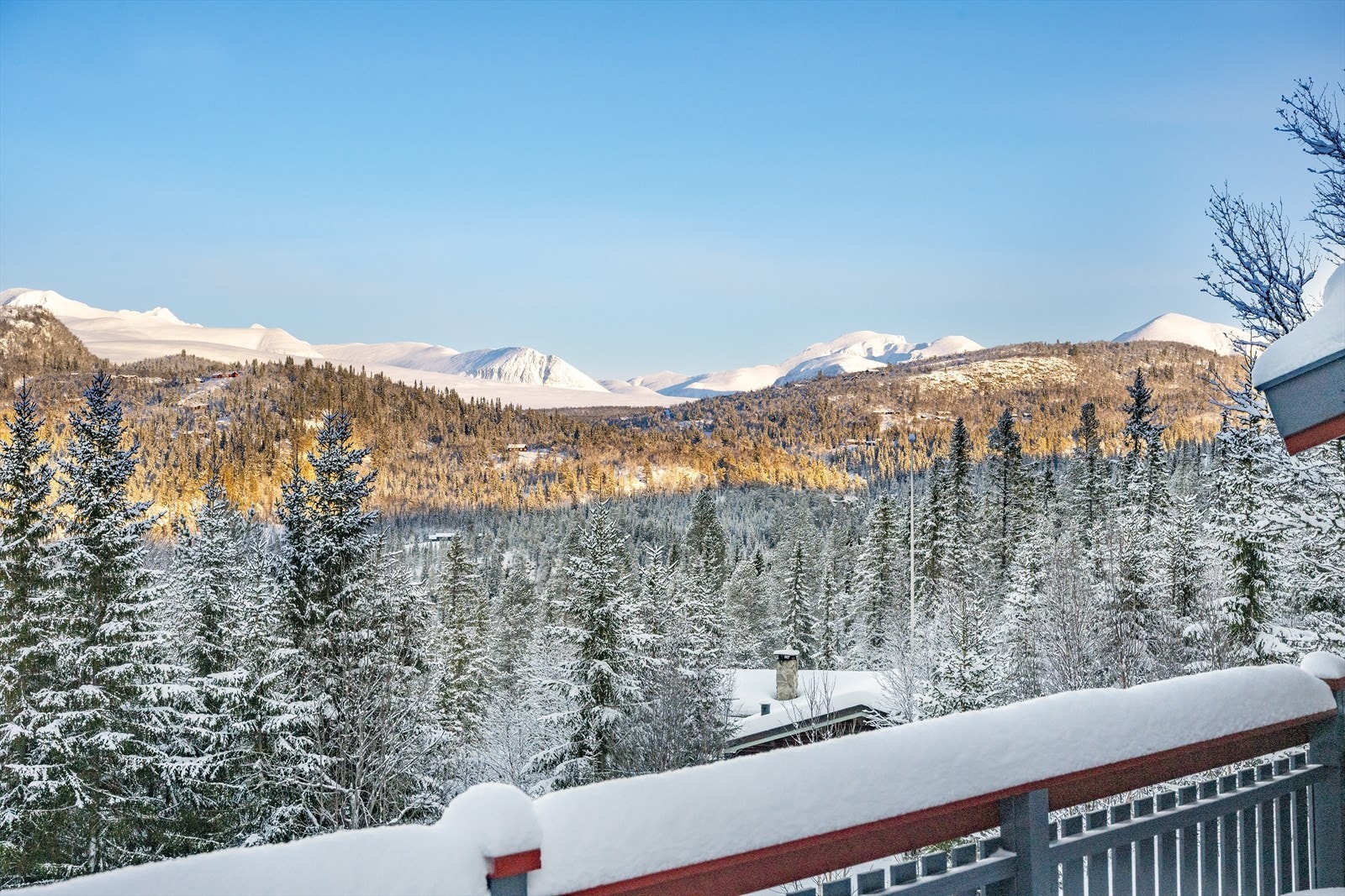Hytta har svært flott utsikt mot flere av fjelltoppene i Rondane. Galleribilde