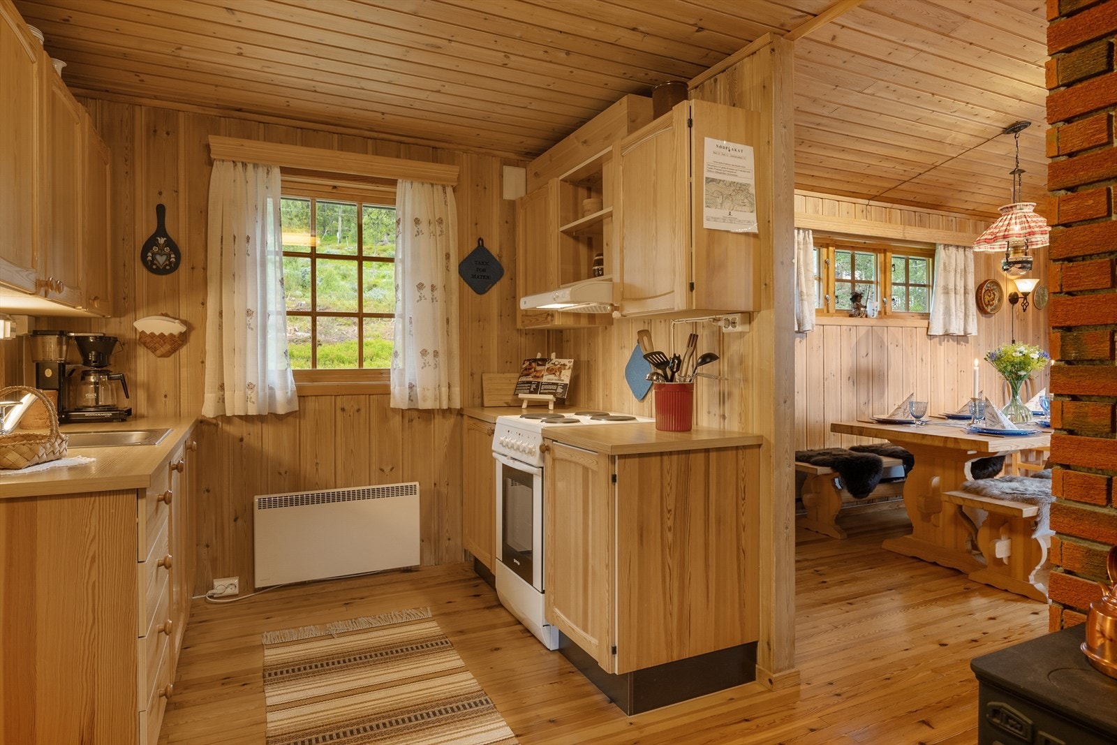 Det er kort avstand mellom stue og kjøkken. Galleribilde