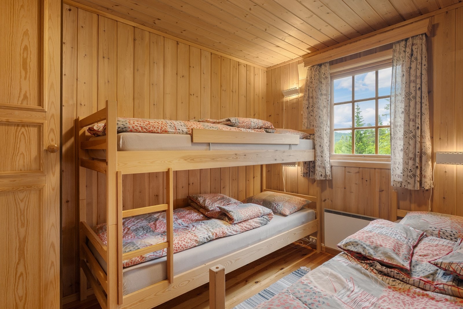 Soverom 2 er innredet med både køyeseng og enkeltseng. I tillegg er en fjerde seng slått opp mot veggen over enkeltsenga, slik at det blir 4 sengeplasser på Soverom 2 Galleribilde