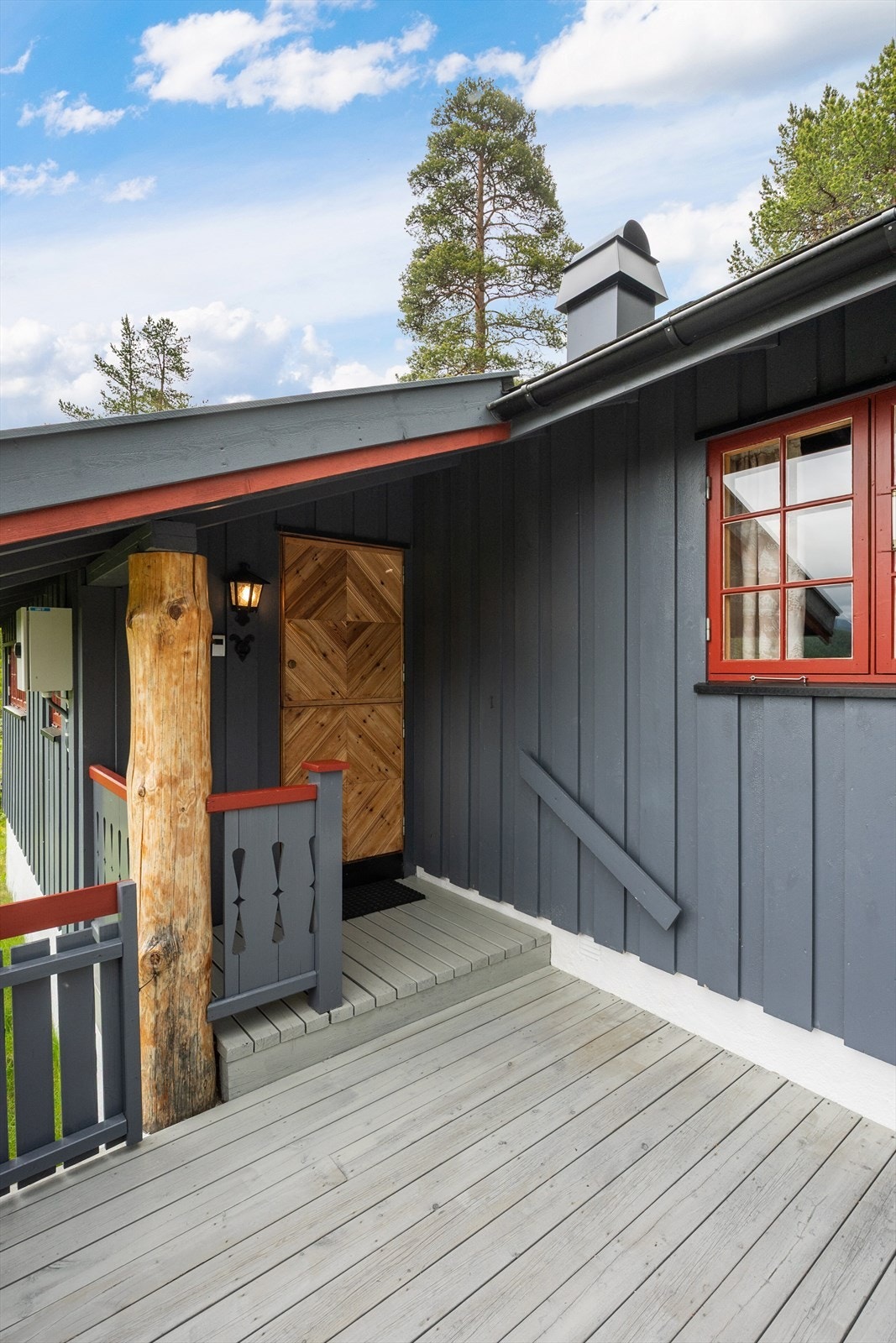 Et hyggelig, overbygd inngangsparti ønsker deg velkommen inn! Galleribilde