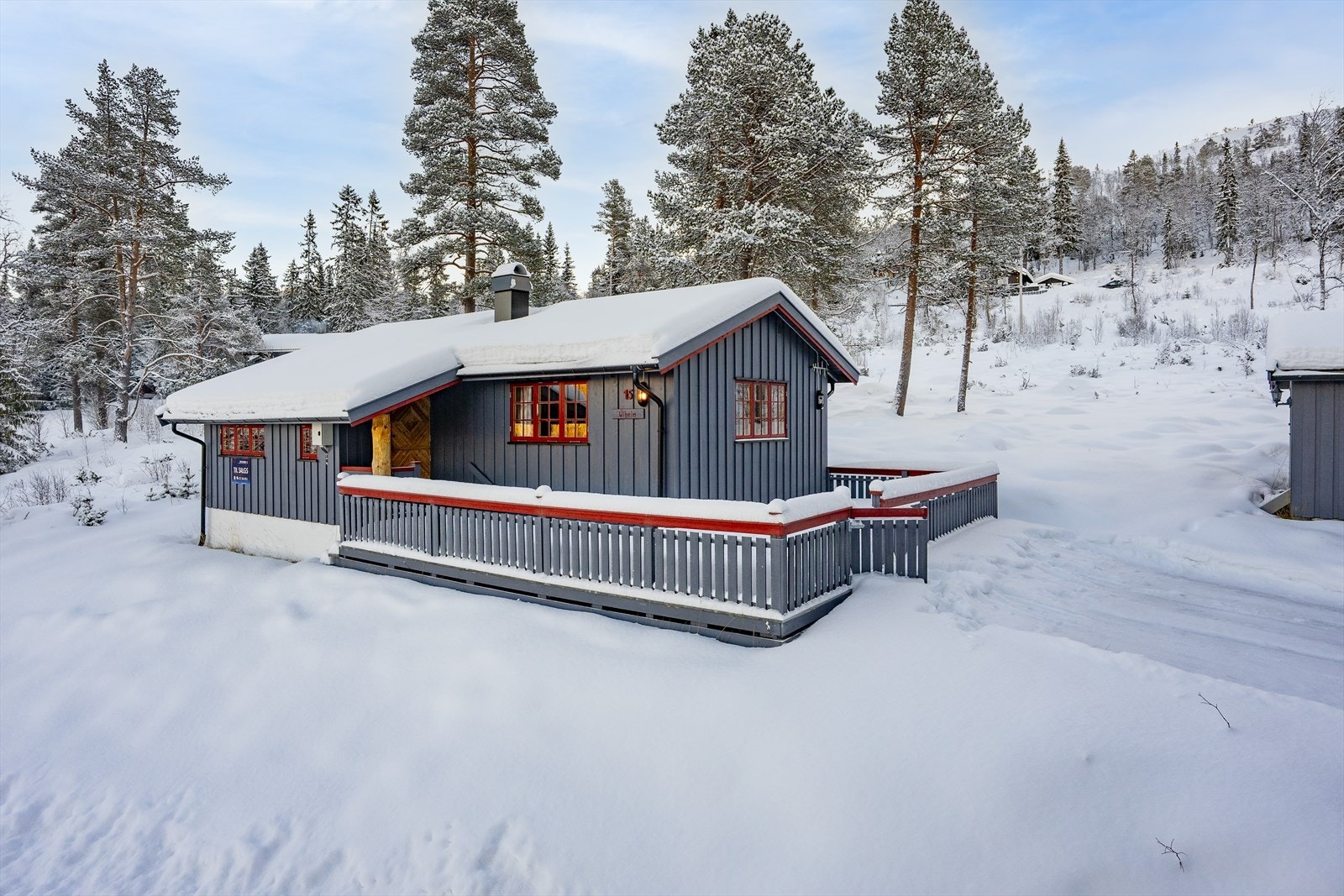 Eiendommen fra 1982 består av både hytte og uthus. Galleribilde