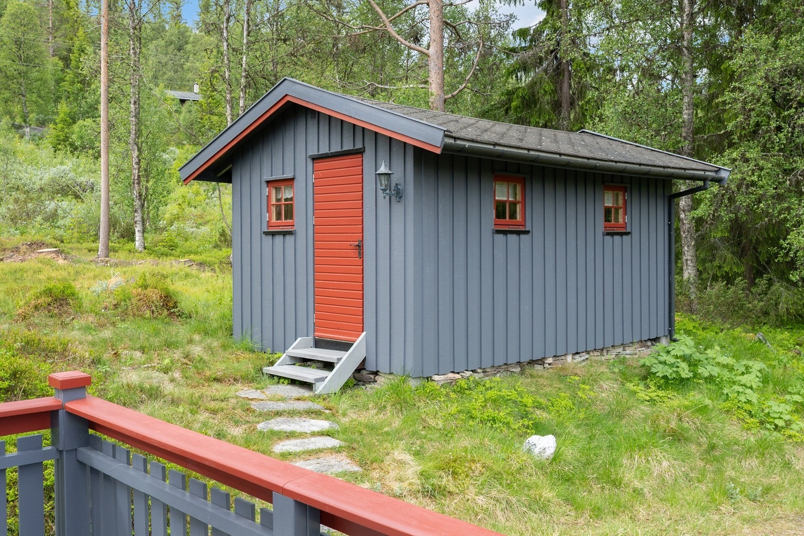 I tillegg består eiendommen av et uthus med bod og utedo. Galleribilde