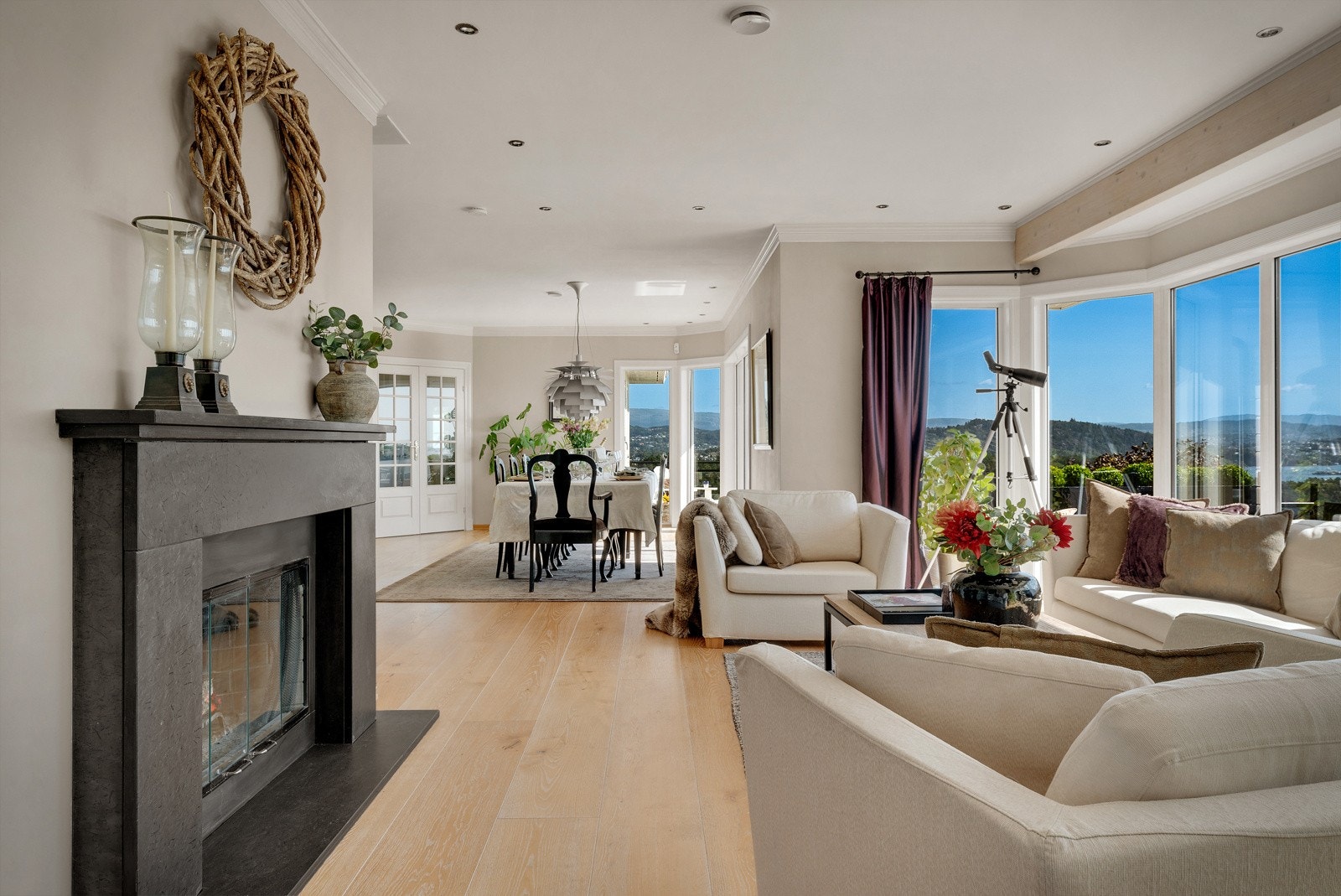 - 1-stavs parkettgulv fra 2015 gir et moderne og stilrent preg til rommet - Galleribilde