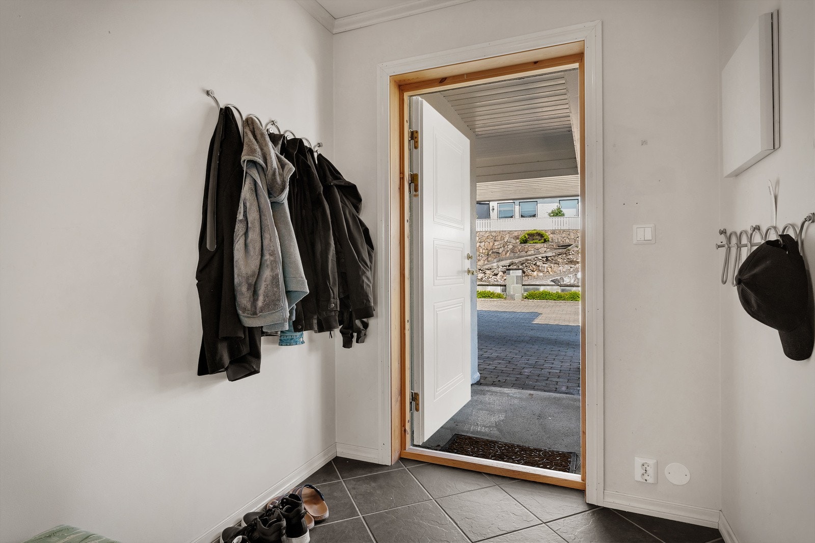 - Utleieenheten består av entré, bad/vaskerom, 2 stk. soverom, stue og kjøkken - Galleribilde