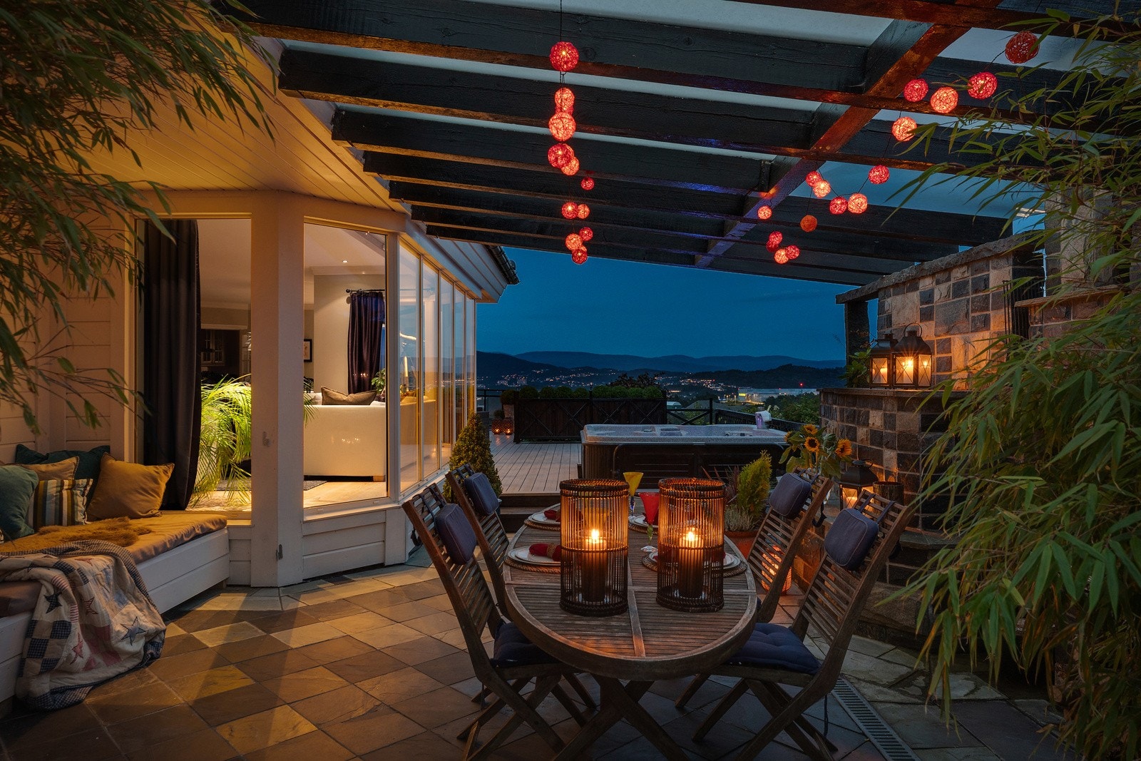 - Når solen går ned, forvandles terrassen til en lun og stemningsfull oase - Galleribilde