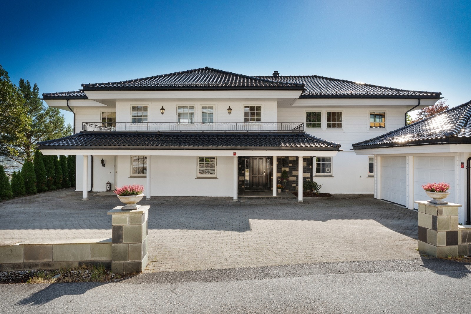 - Boligen har også en godkjent uteleidel med en inntekt på kr. 12.000, - i mnd. - Galleribilde