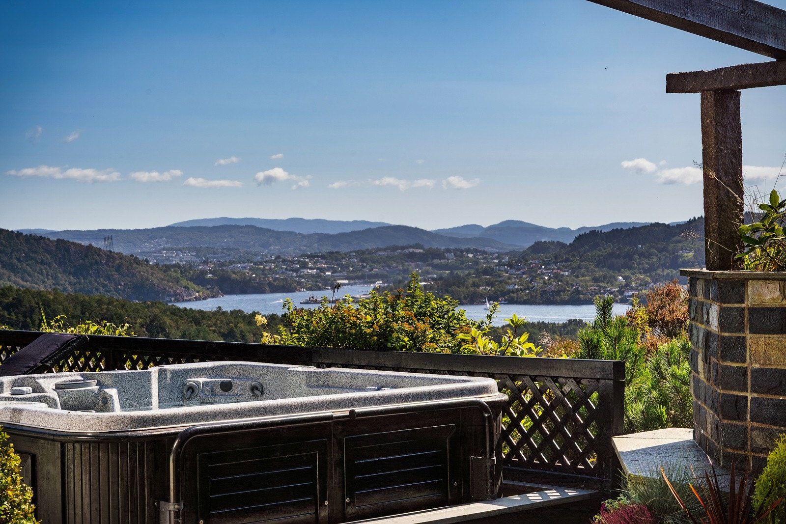 - Boligen har en sentral beliggenhet med nærhet til "alt" Mathopen har å by på - Galleribilde