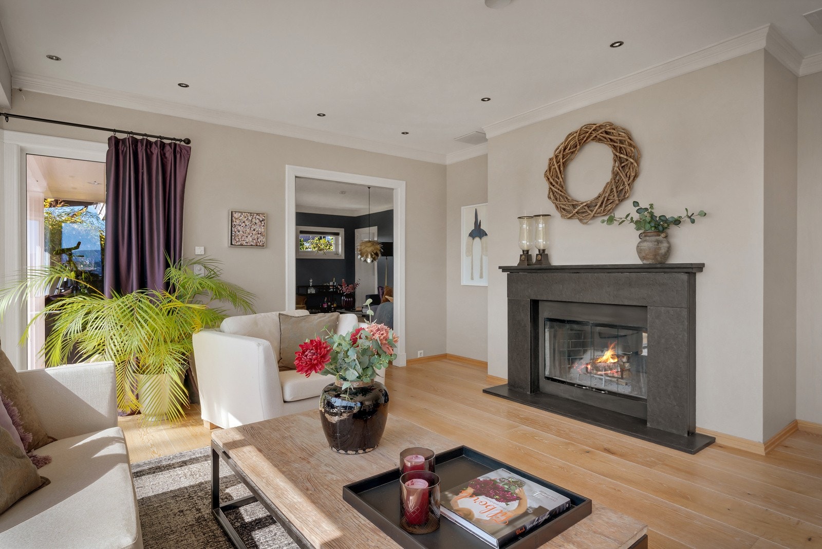 - Fra stue/spisestue kommer du til boligens tv-stue - Galleribilde